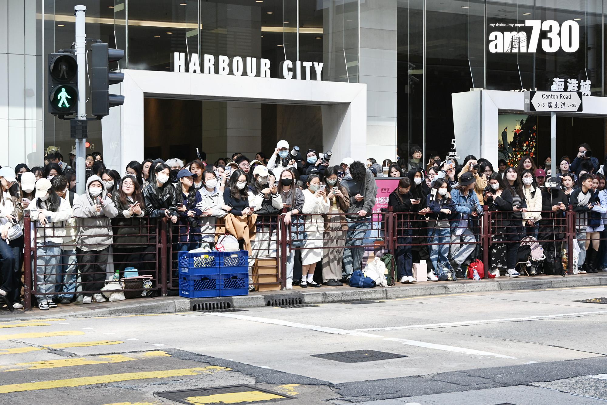 尖沙咀的街道迫滿想一睹金智媛fans的人。(娛樂組攝)