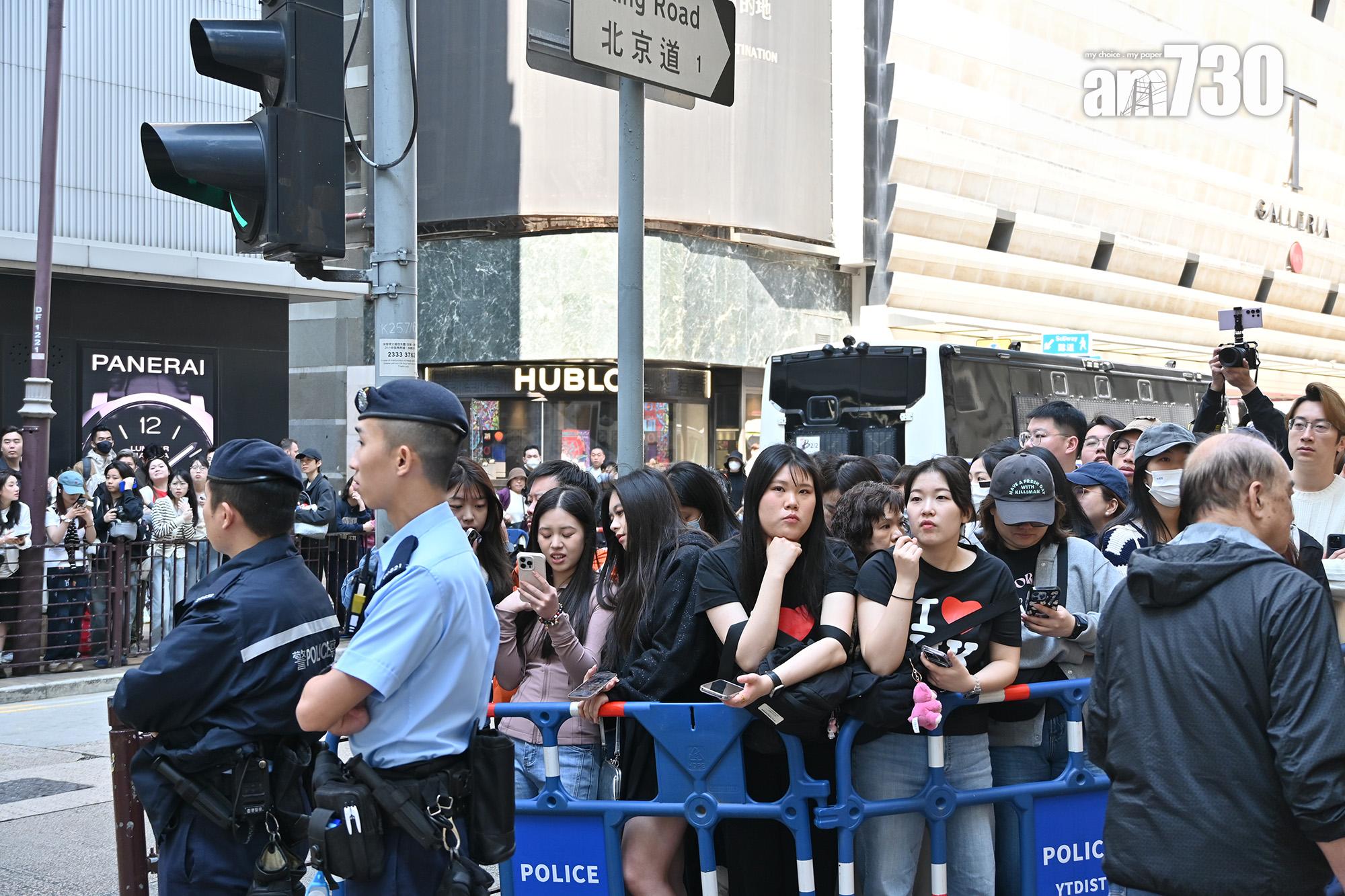 尖沙咀的街道迫滿想一睹金智媛fans的人。(娛樂組攝)