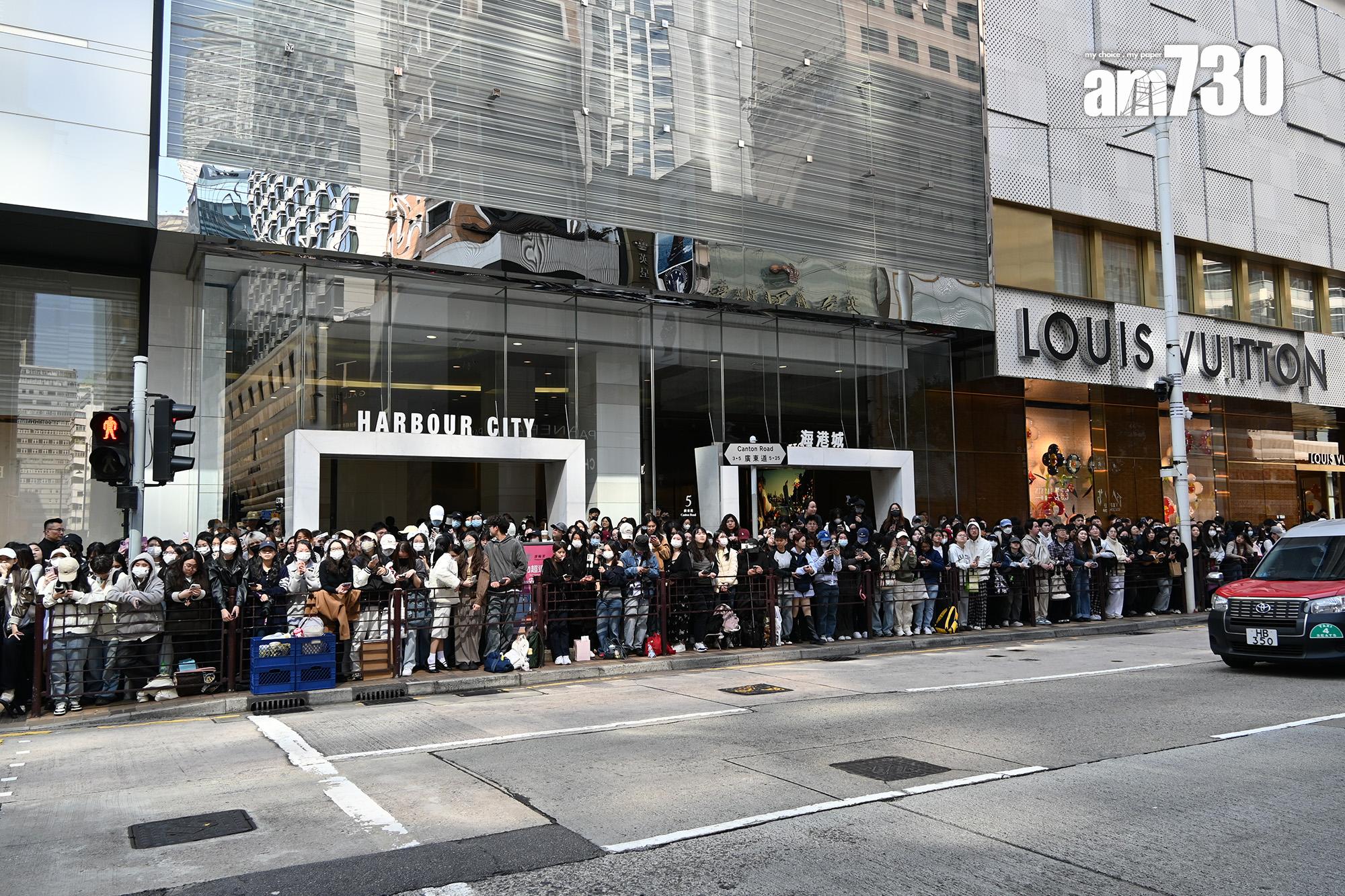 尖沙咀的街道迫滿想一睹金智媛fans的人。(娛樂組攝)