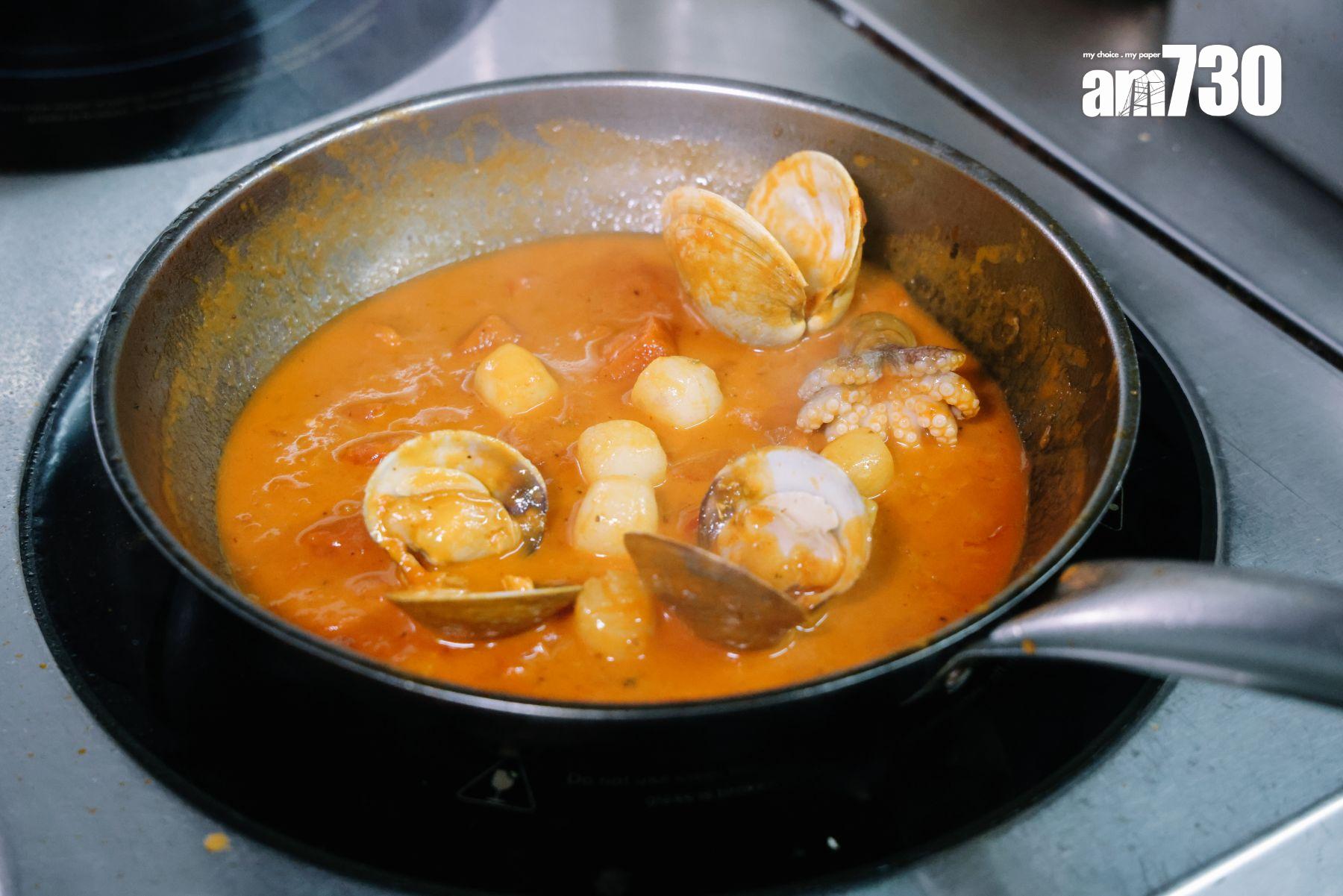 香煎本地龍躉配海龍皇湯加入自製番茄醬煮成,番茄醬用意大利番茄、羅勒、乾葱、黃糖等煮足2小時。