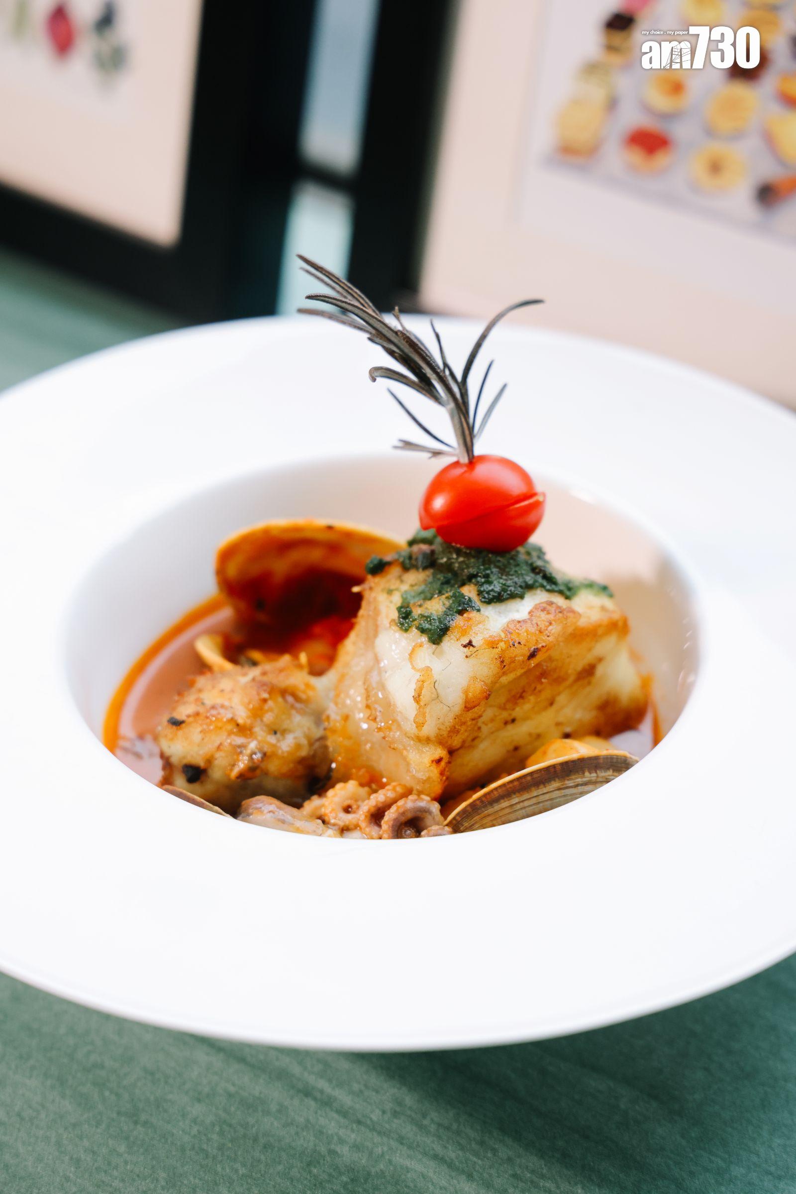 香煎本地龍躉配海龍皇湯$228 龍躉厚肉重魚味,亦有新鮮蜆、八爪魚、帶子,湯底番茄味濃稠。