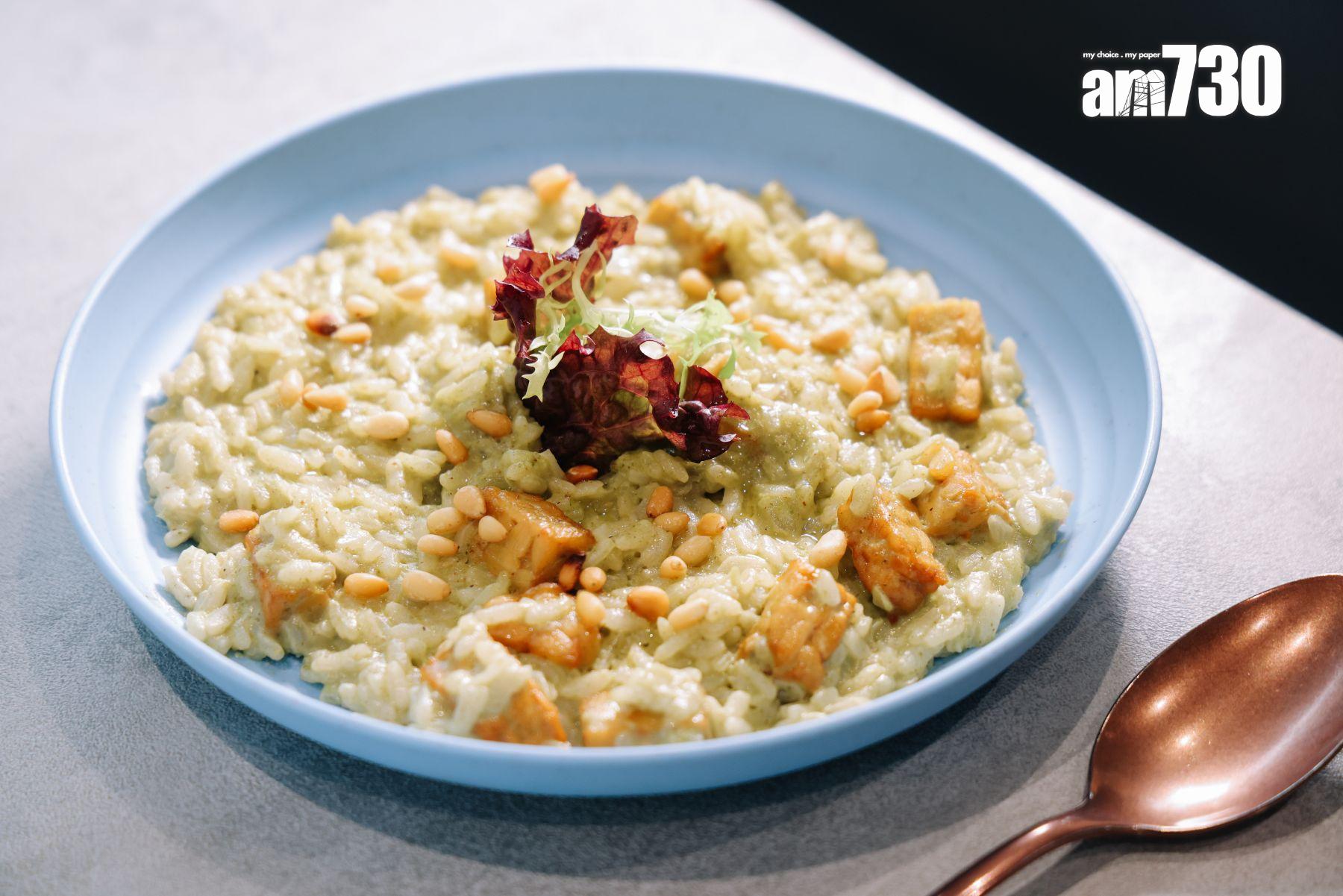 自家青醬天貝意大利飯(素食)$98 烤雜果仁香味蓋過羅勒醬的草青氣味,用燕麥奶煮汁輕盈不膩。