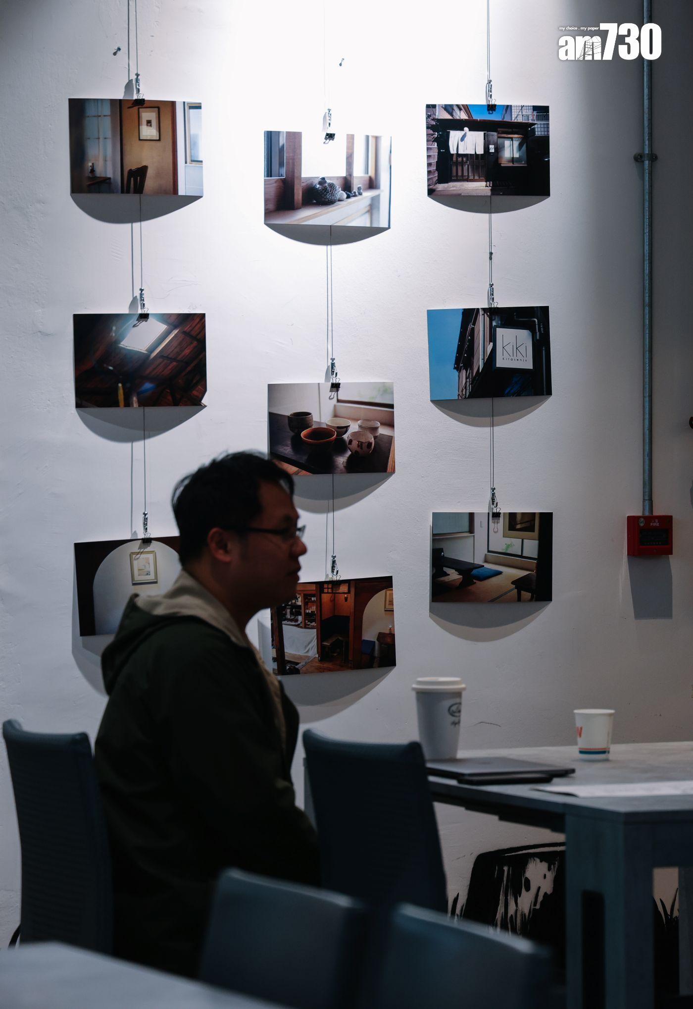 牆壁展覽藝術家的畫作及照片。