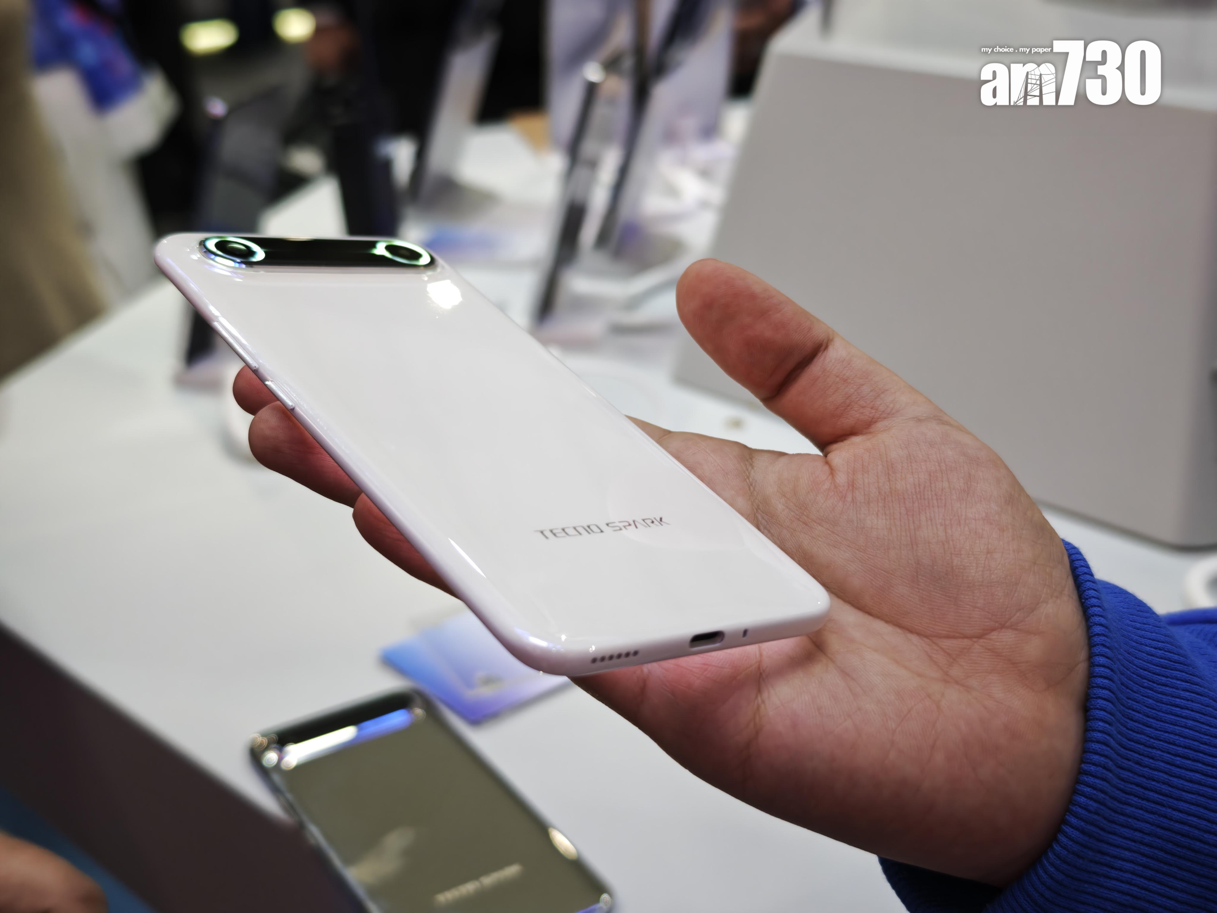 MWC 2025|Tecno Spark Slim拿上手相當輕。