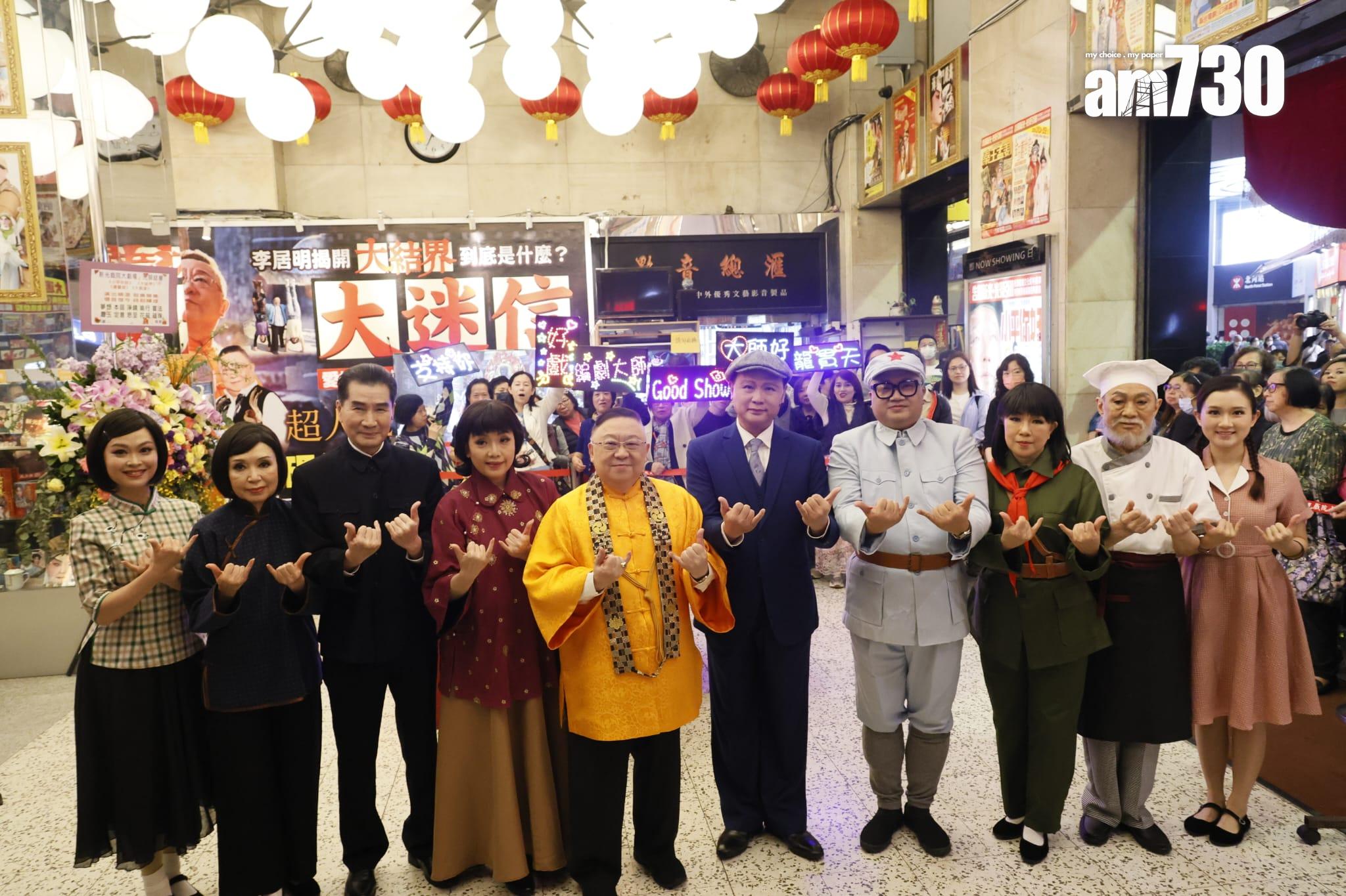 新光戲院最後一次敲響銅鑼,大批劇迷及攝影發燒友專程到場拍照留念。(林俊源攝)
