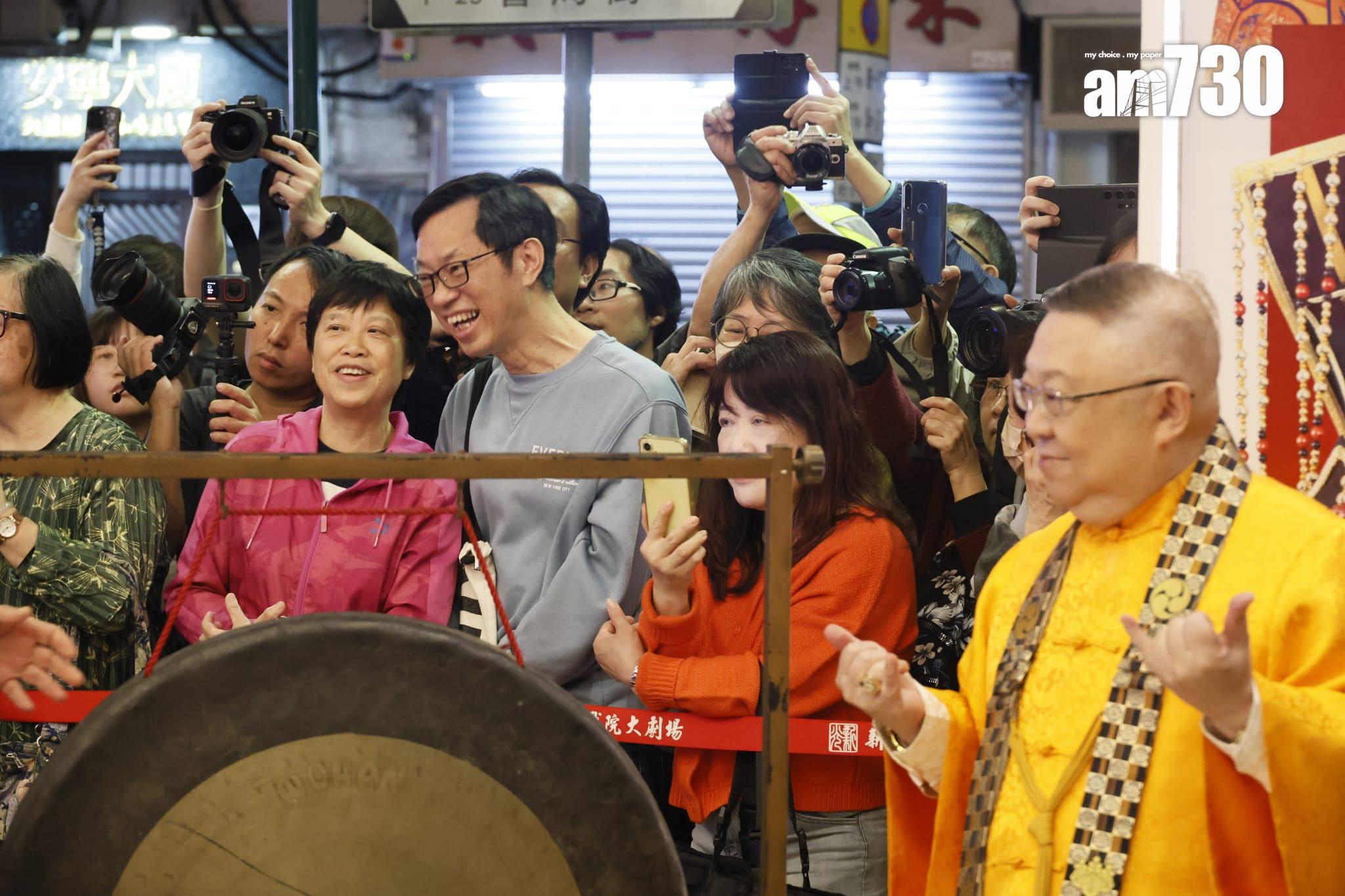 新光戲院最後一次敲響銅鑼,大批劇迷及攝影發燒友專程到場拍照留念。(林俊源攝)