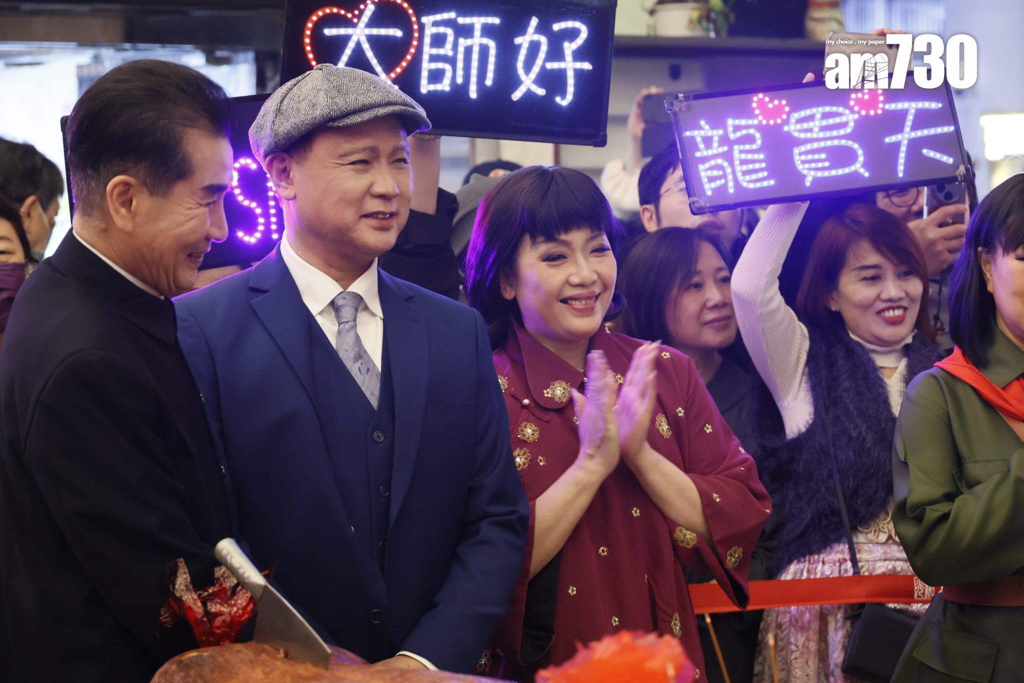 新光戲院最後一次敲響銅鑼,大批劇迷及攝影發燒友專程到場拍照留念。(林俊源攝)