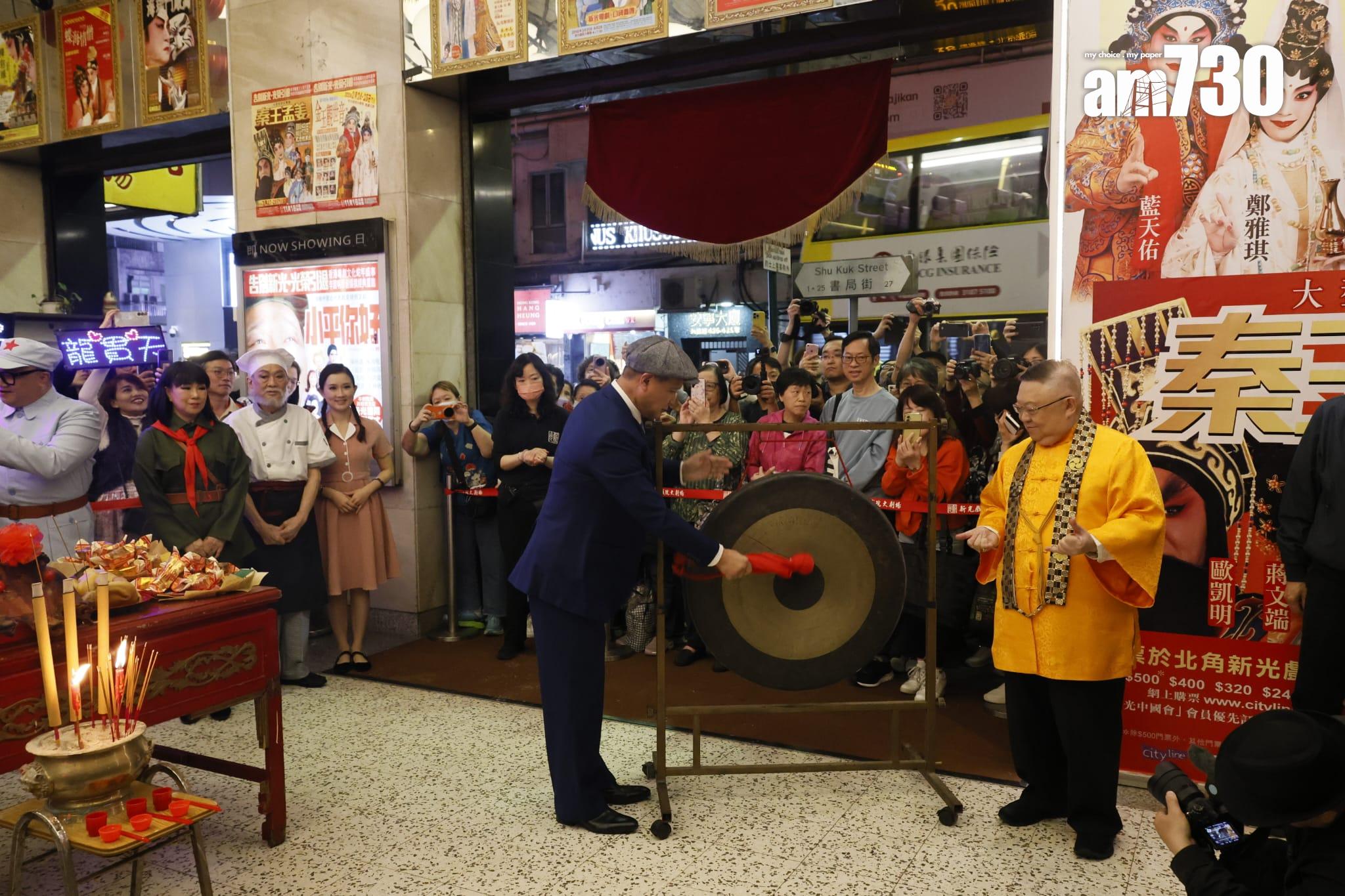 新光戲院最後一次敲響銅鑼,大批劇迷及攝影發燒友專程到場拍照留念。(林俊源攝)