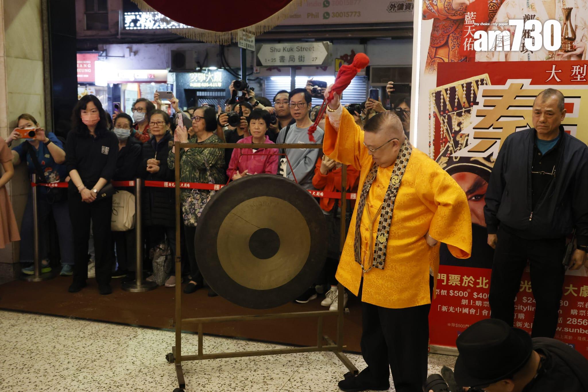 李居明最後一次在新光戲院敲響銅鑼。(林俊源攝)