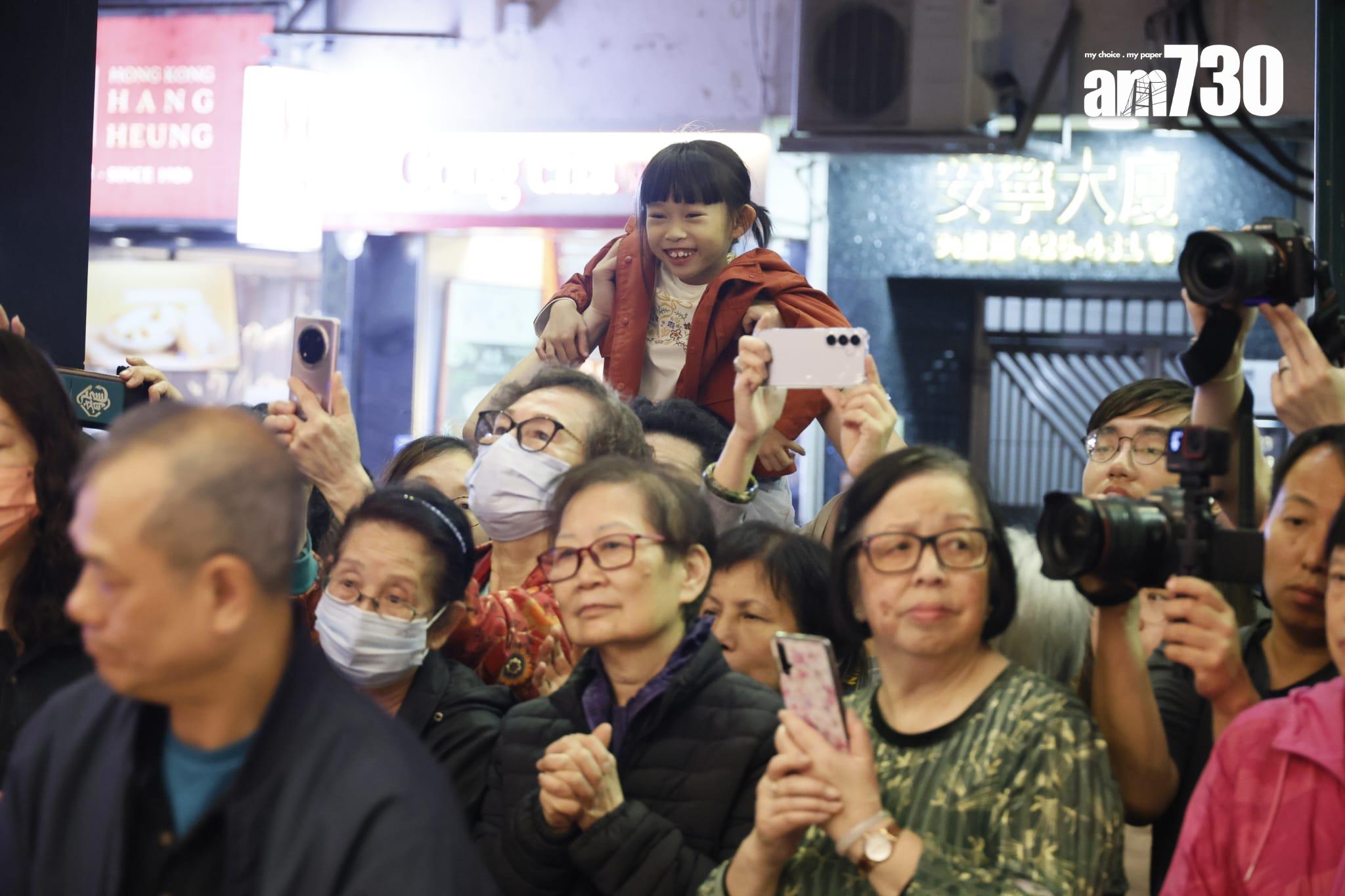 新光戲院最後一次敲響銅鑼,大批劇迷及攝影發燒友專程到場拍照留念。(林俊源攝)