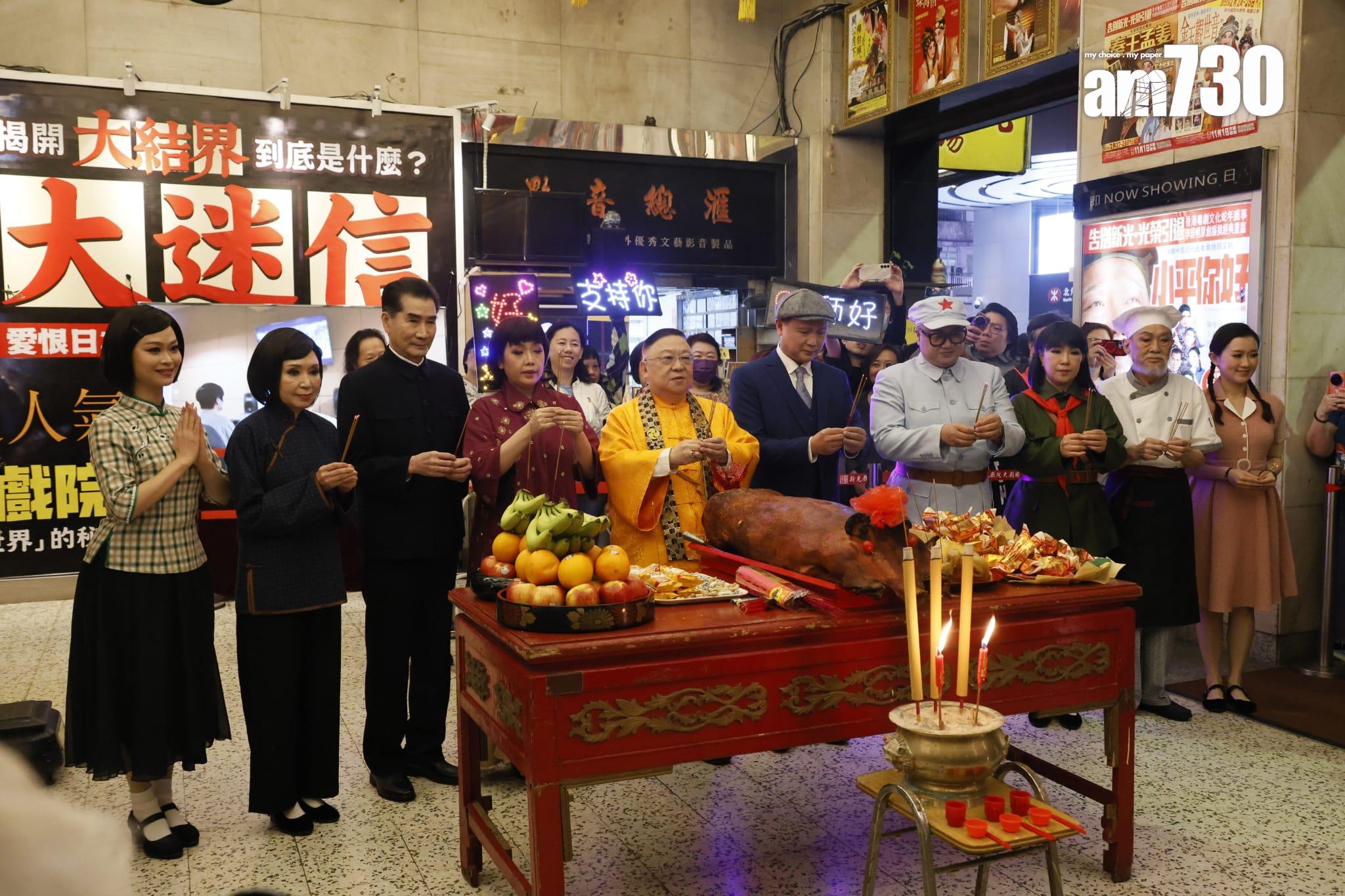 新光戲院最後一次敲響銅鑼,大批劇迷及攝影發燒友專程到場拍照留念。(林俊源攝)