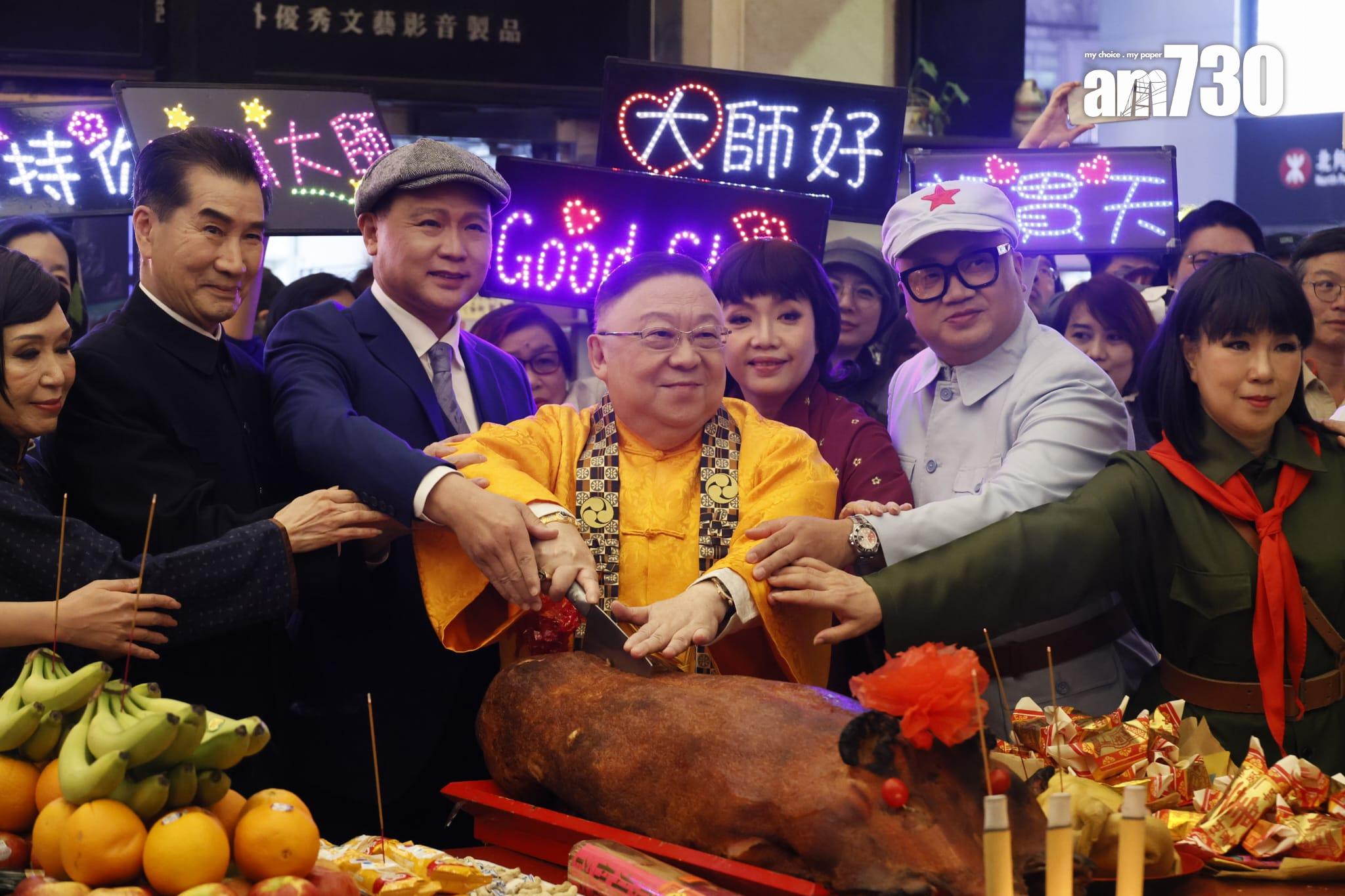 新光戲院最後一次敲響銅鑼,大批劇迷及攝影發燒友專程到場拍照留念。(林俊源攝)