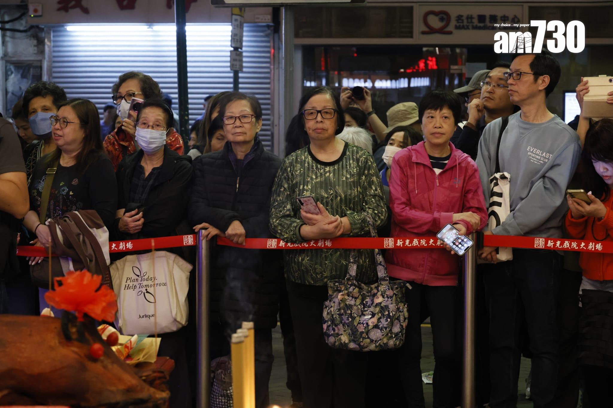 新光戲院最後一次敲響銅鑼,大批劇迷及攝影發燒友專程到場拍照留念。(林俊源攝)