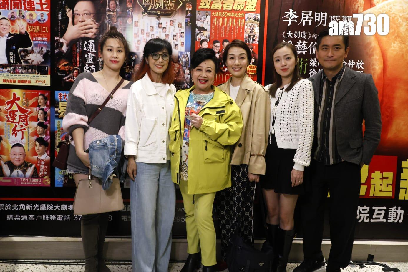 薛家燕、米雪、江美儀、DJ思敏、李思欣與范振鋒齊齊到新光見證。(林俊源攝)