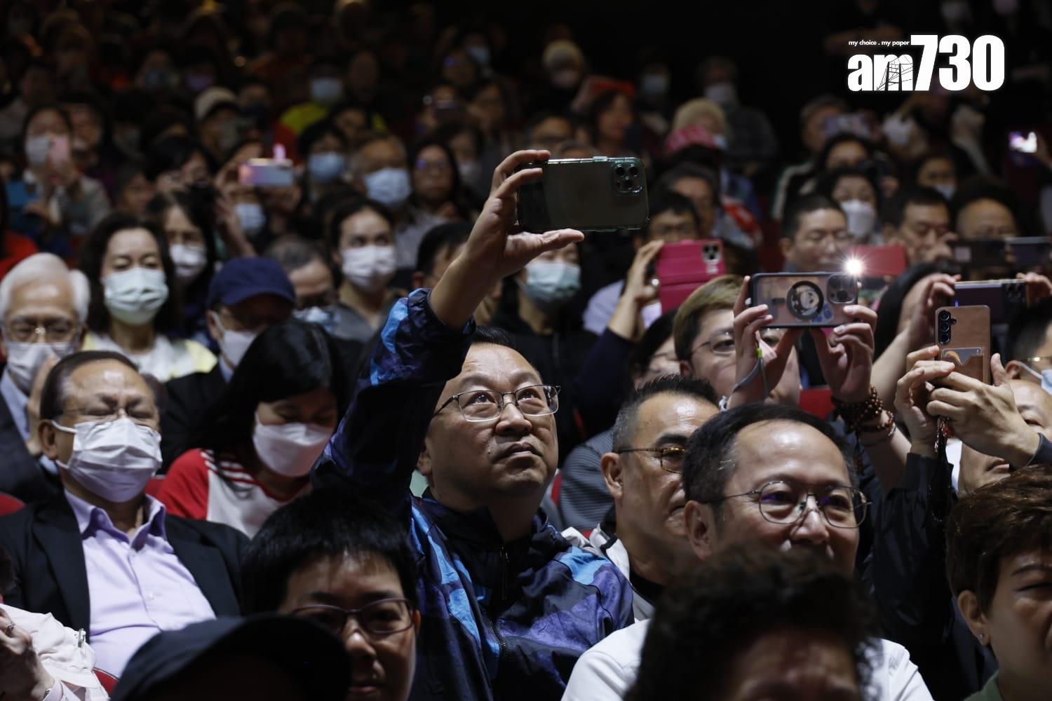 不少觀眾用手機記錄新光最後一夜。(林俊源攝)