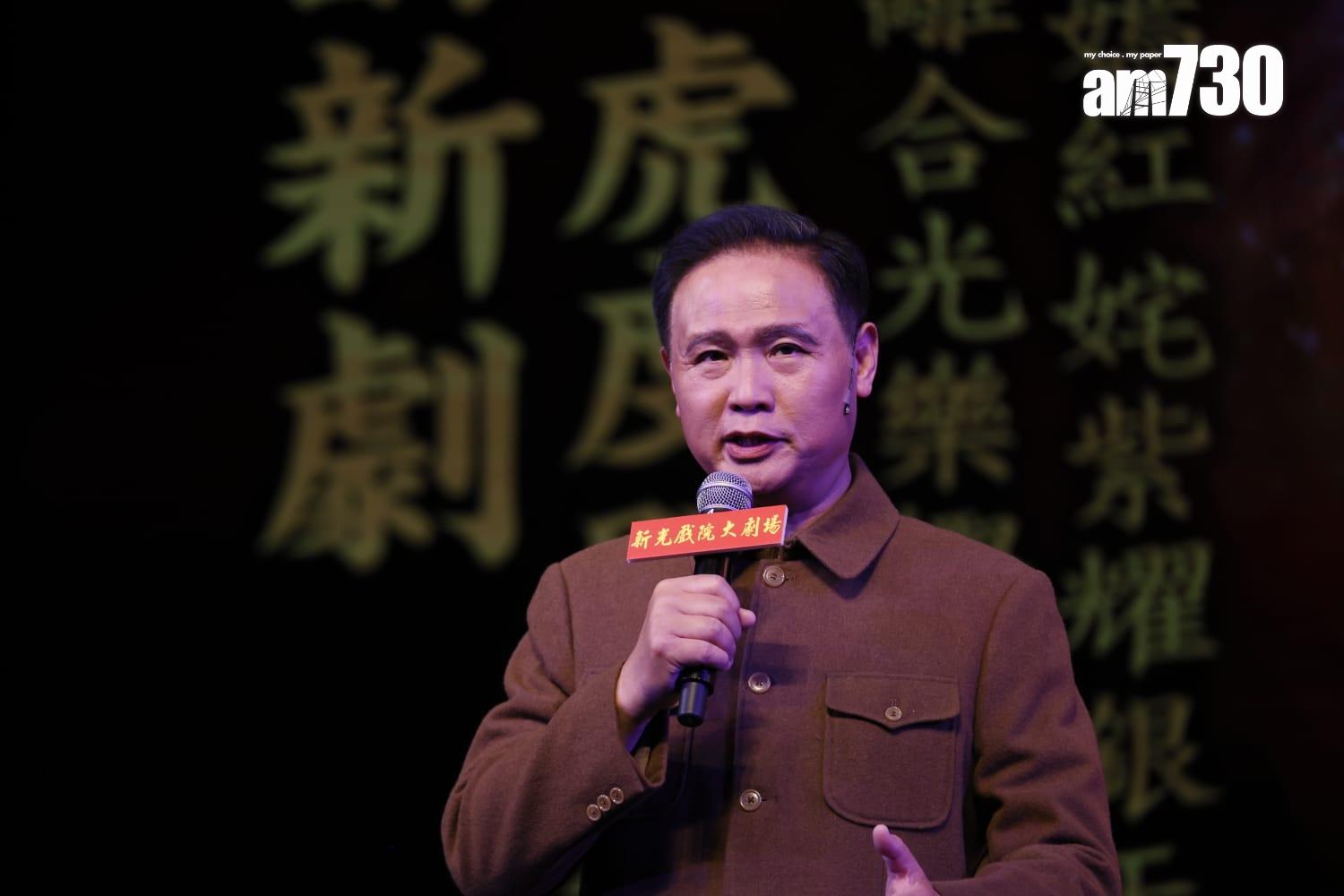 龍貫天以「鄧小平」的造型為新光主持閉幕。(林俊源攝)