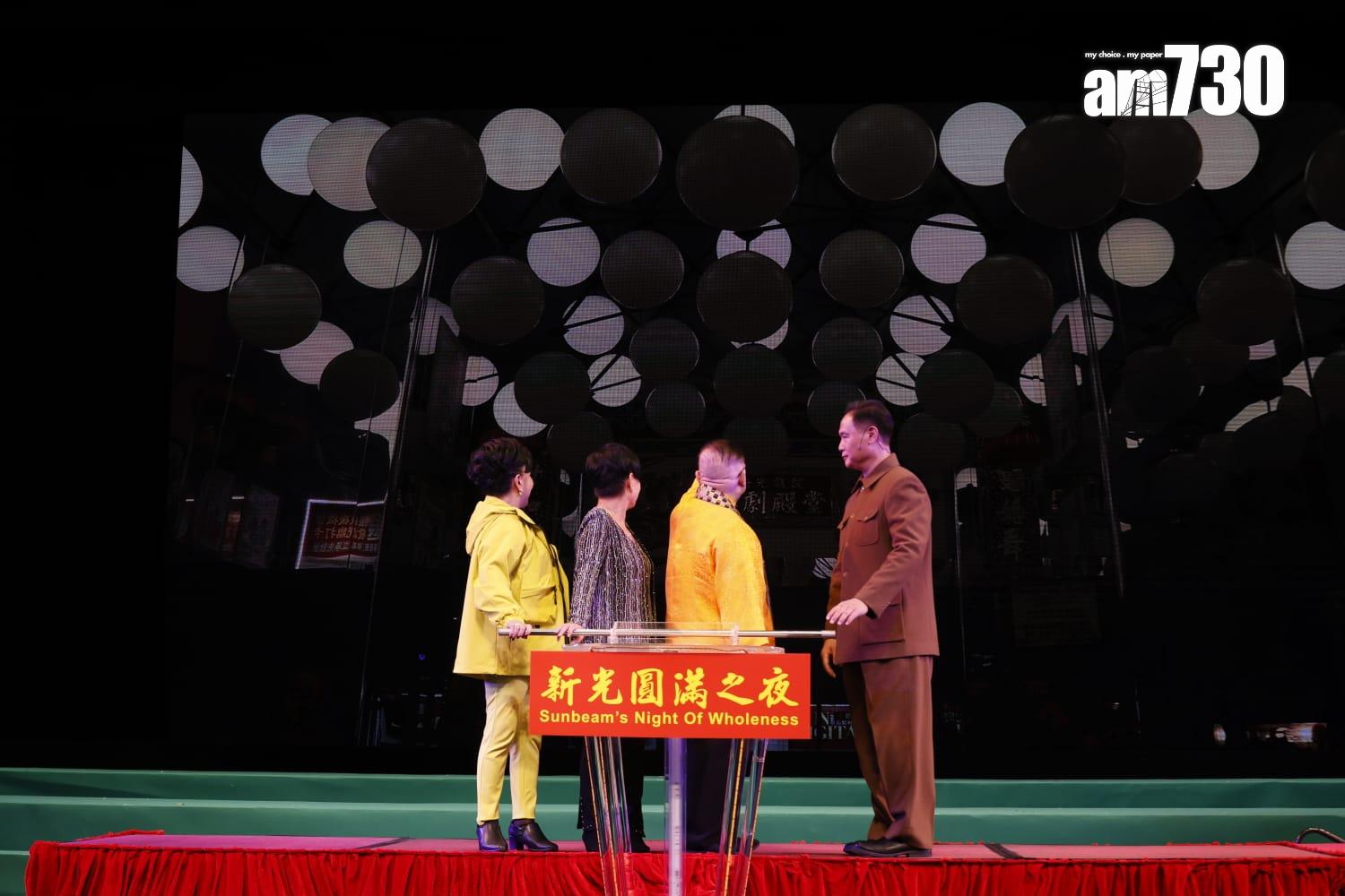 李居明與在場所有人一齊倒數,他與龍貫天、薛家燕及黎筱娉一齊走上主禮台,拉下手掣。(林俊源攝)