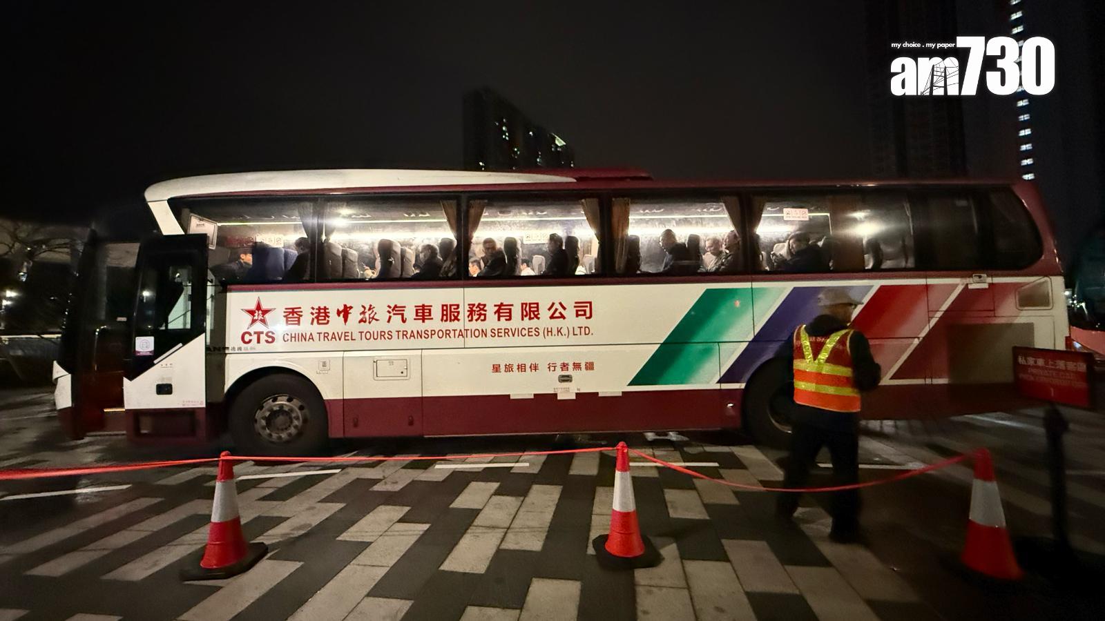 世界桌球大獎賽|有4輛往旺角的免費接駁巴士,完場後10分鐘所見第一輛仍未滿座。