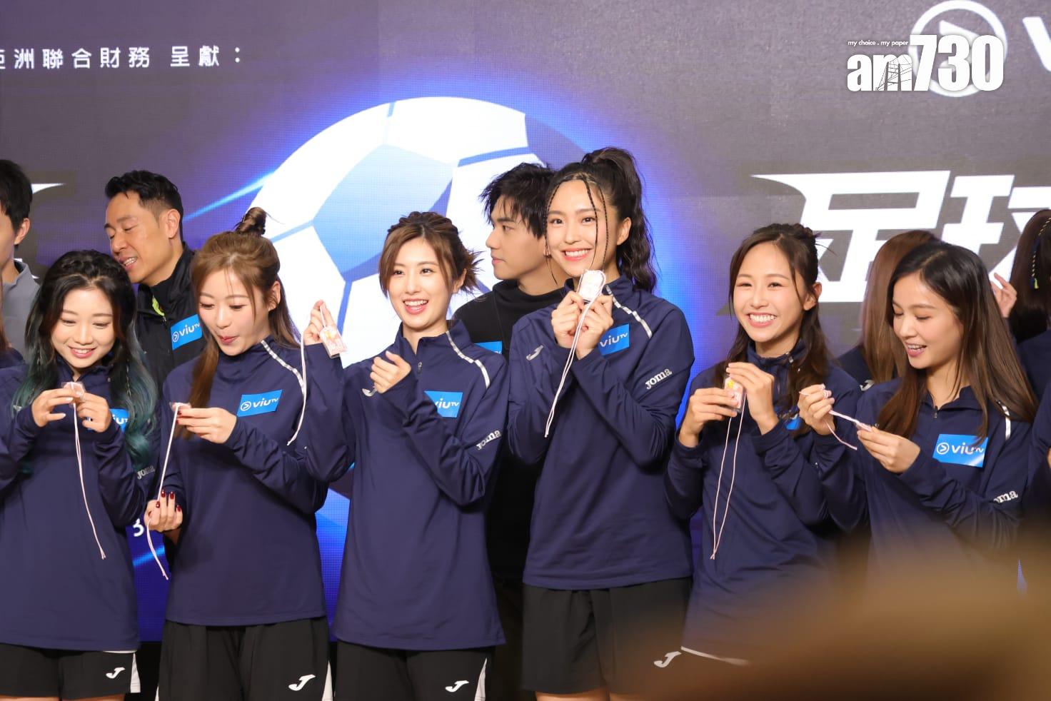 眾女將獲ViuTV總經理親手送上御守。(吳康琦攝)