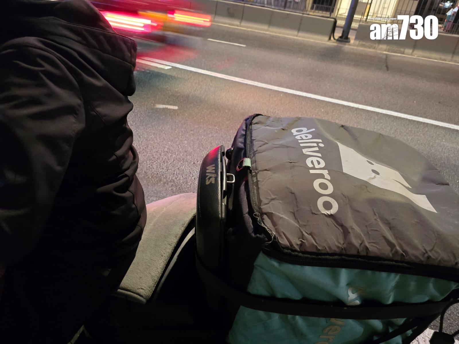 黃小姐笑指,這個外賣袋很快絕版。(李朗僑攝)