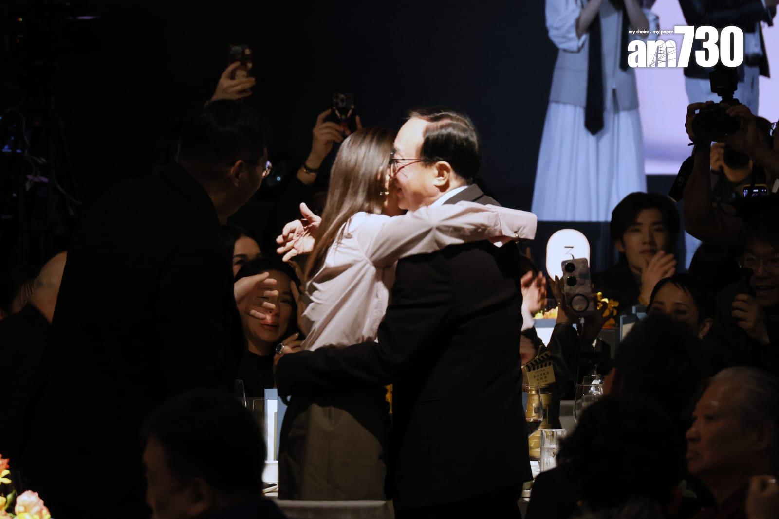 衛詩雅獲最佳女主角獎,當在台下聽見自己名字時,立即跟許冠文擁抱。(林俊源攝)