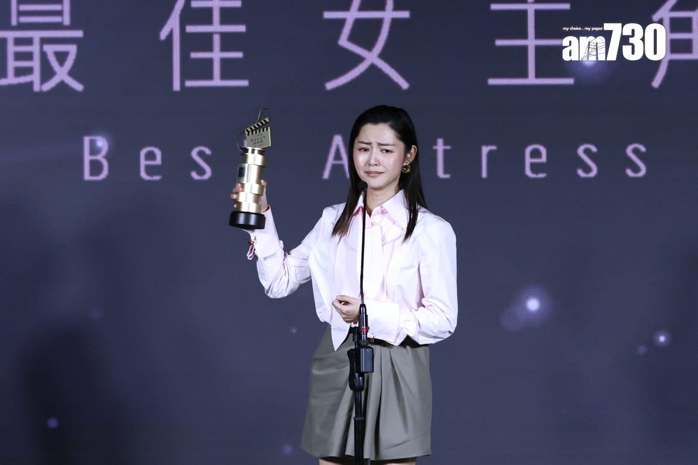 衛詩雅奪得影后,領獎時激動落淚。(林俊源攝)