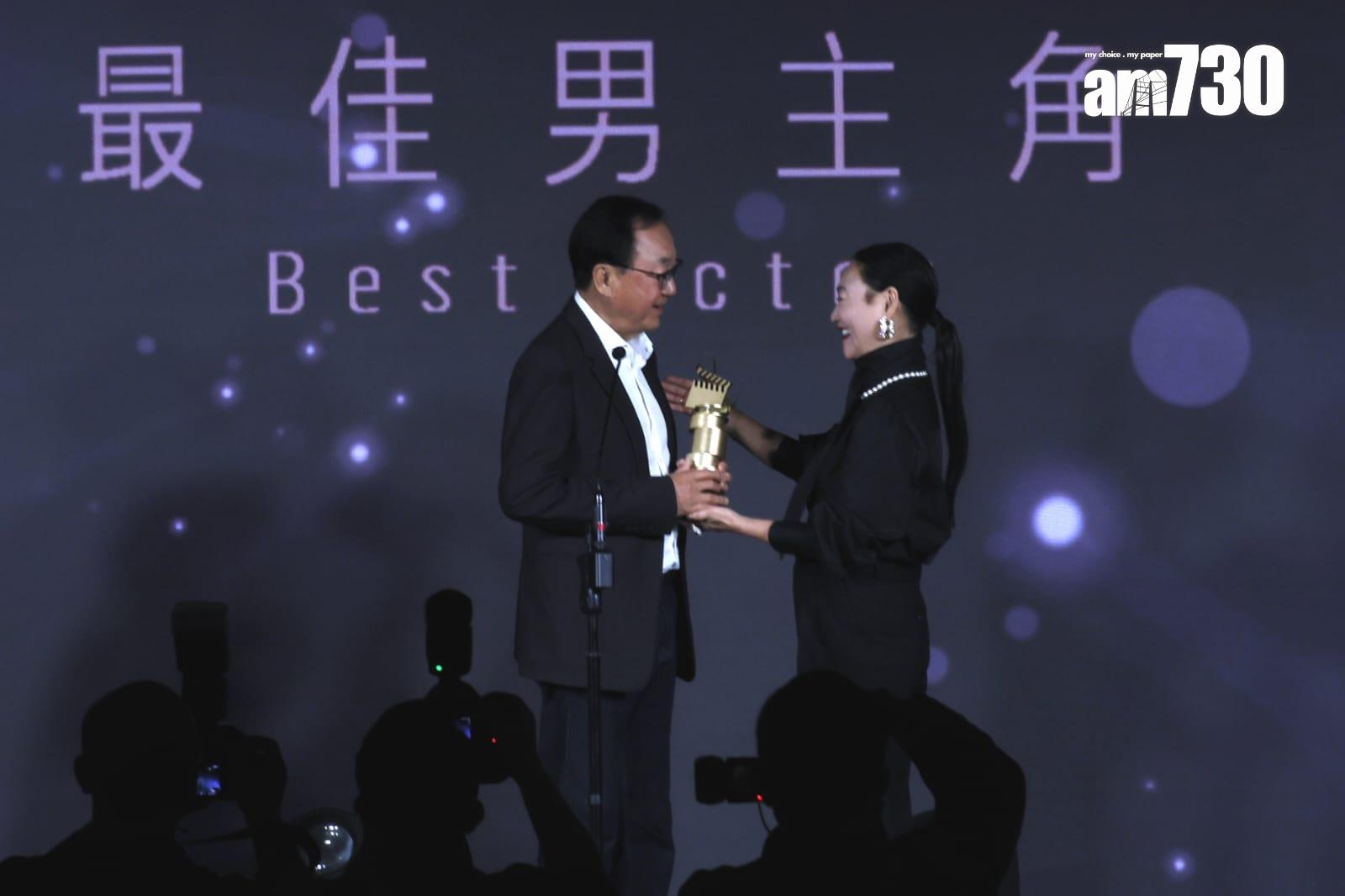 許冠文從惠英紅手上領取《破.地獄》最佳男主角獎。(林俊源攝)