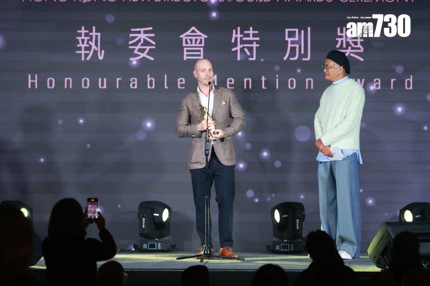 《香港四徑大步走》導演Robin Lee從周潤發手上獲頒「執委特別獎」(羅錦鴻攝)