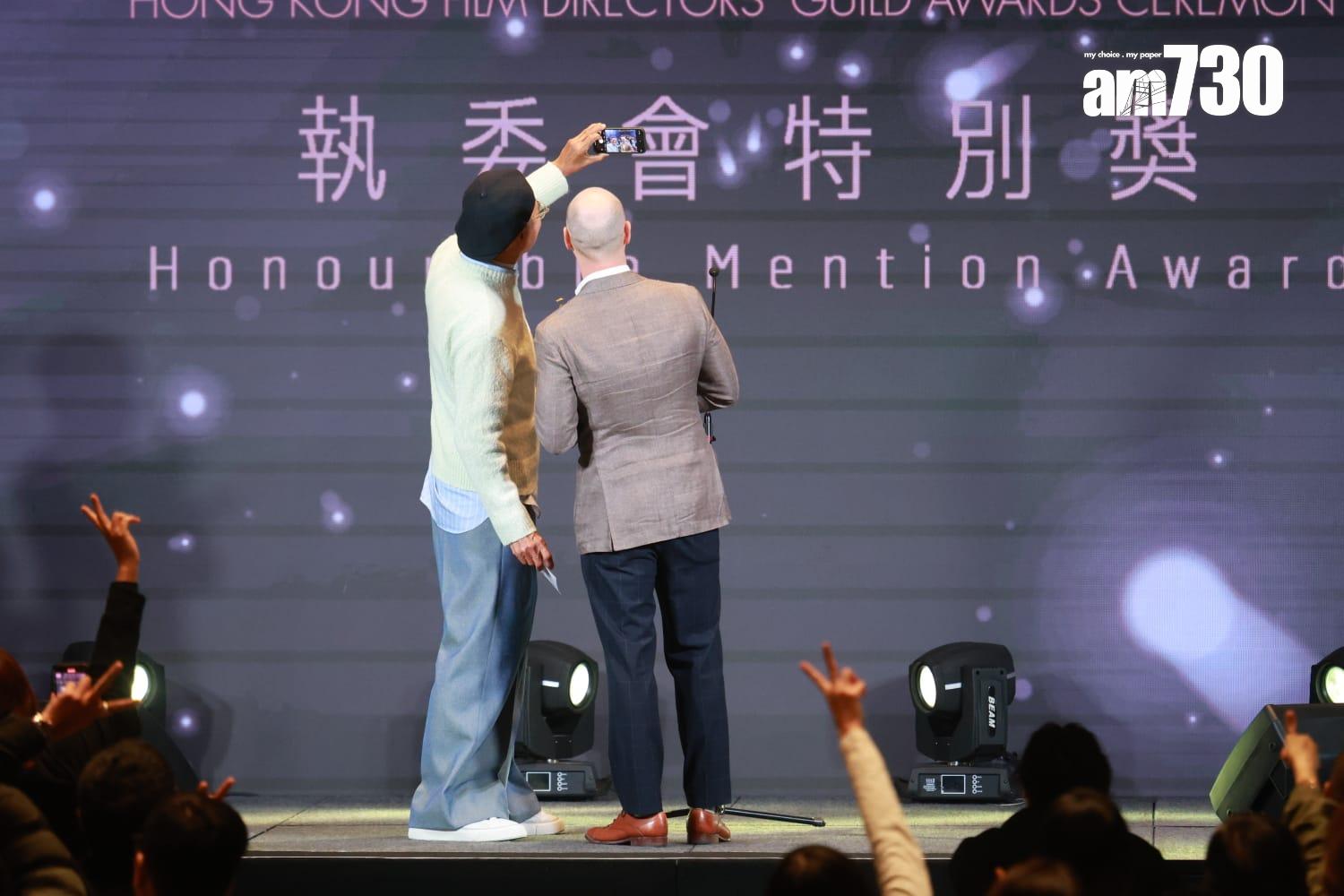 《香港四徑大步走》導演Robin Lee從周潤發手上獲頒「執委特別獎」(羅錦鴻攝)