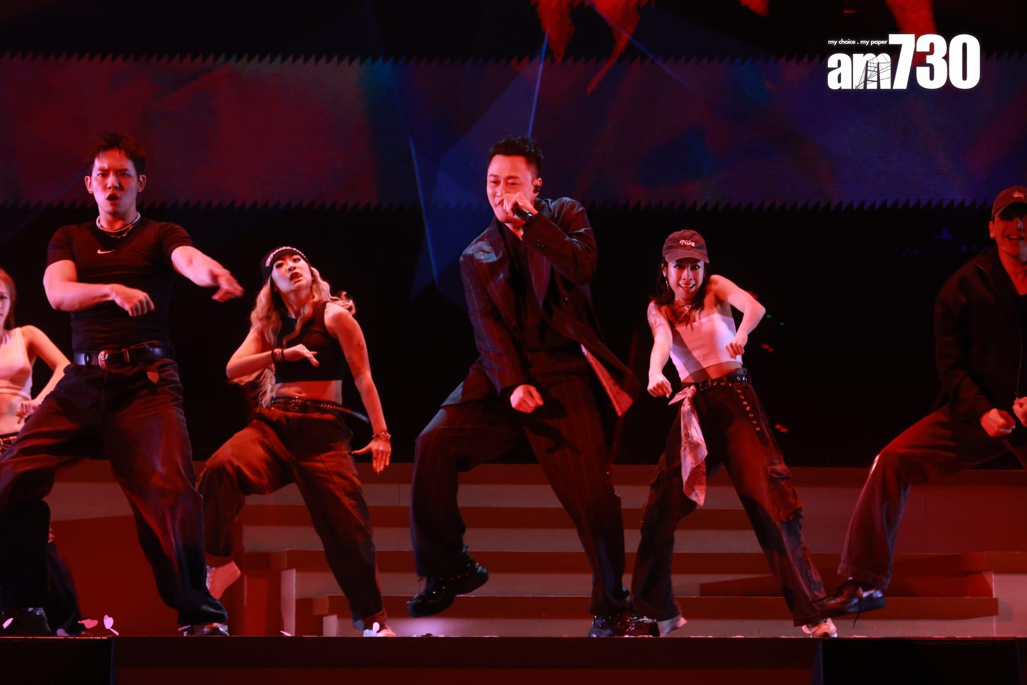 頭場請來林峯擔任嘉賓,兩人合唱《好心好報》,唱畢後兩人擁抱,林峯笑言大家從未試過合作。(羅錦鴻攝)