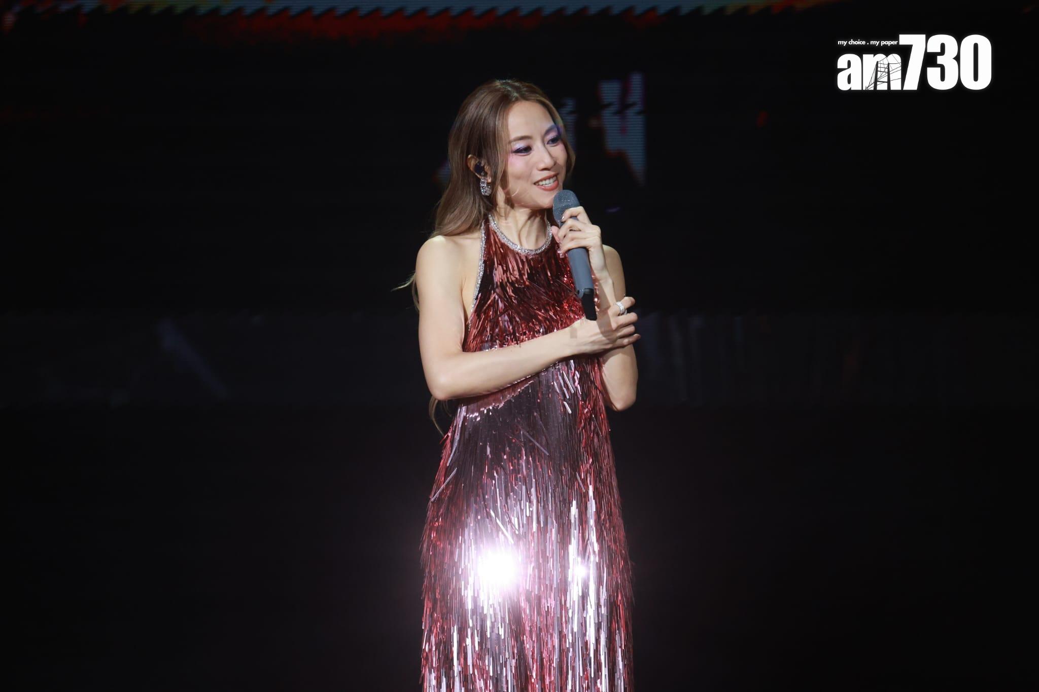 頭場請來林峯擔任嘉賓,兩人合唱《好心好報》,唱畢後兩人擁抱,林峯笑言大家從未試過合作。(羅錦鴻攝)