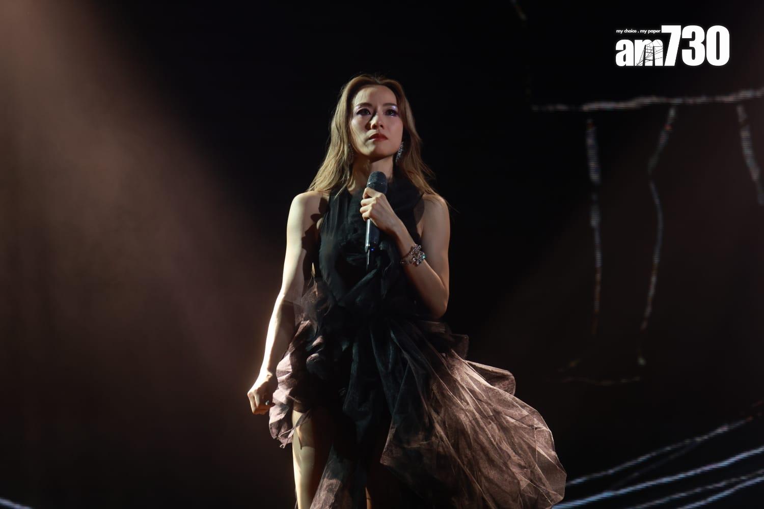 鄧麗欣在《STEP by STEPHY 鄧麗欣紅館演唱會2025》頭場,唱唱《黑白照》時感觸落淚。(羅錦鴻攝)