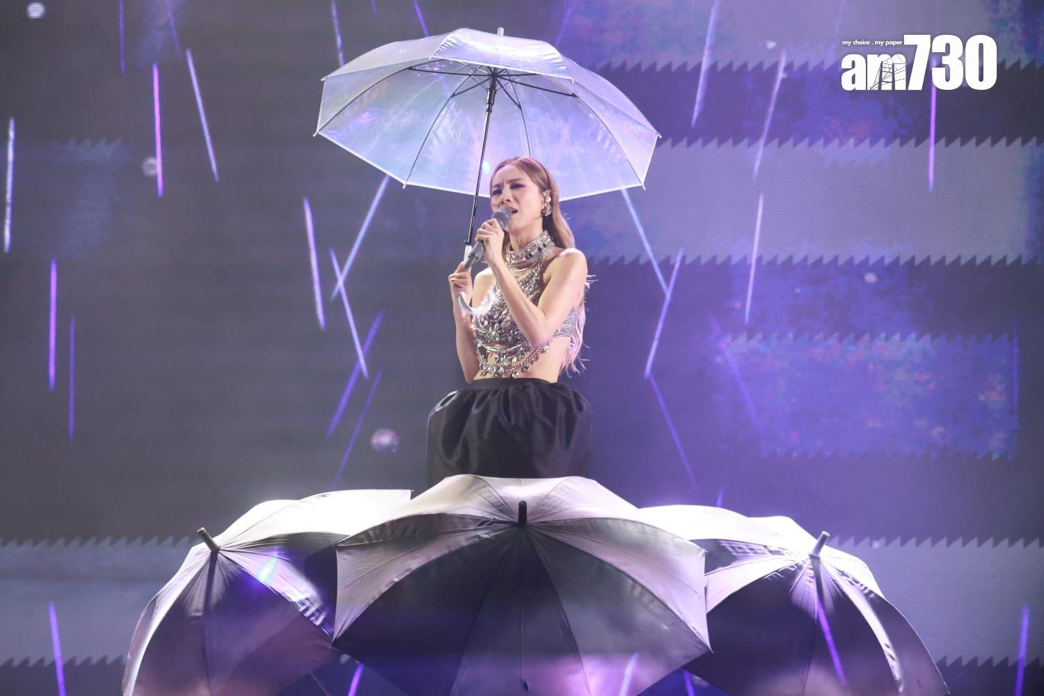 鄧麗欣以《戲一場》為演唱會揭開序幕,大晒小蠻腰。(羅錦鴻攝)