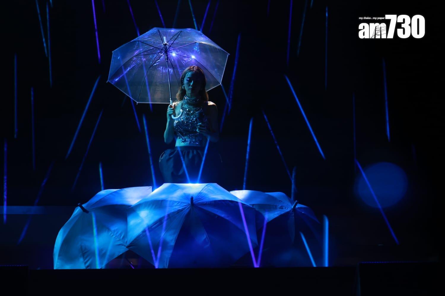 鄧麗欣以《戲一場》為演唱會揭開序幕,大晒小蠻腰。(羅錦鴻攝)