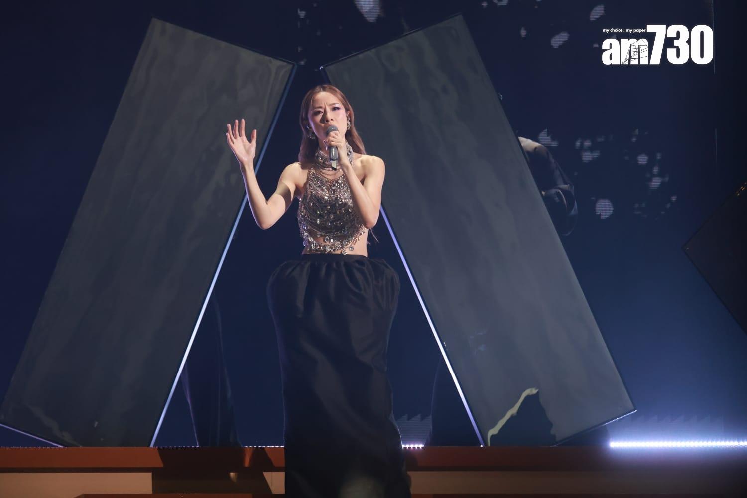 鄧麗欣以《戲一場》為演唱會揭開序幕,大晒小蠻腰。(羅錦鴻攝)