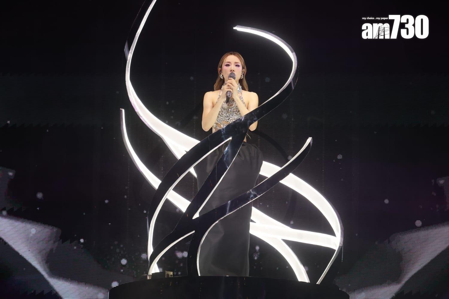 鄧麗欣以《戲一場》為演唱會揭開序幕,大晒小蠻腰。(羅錦鴻攝)