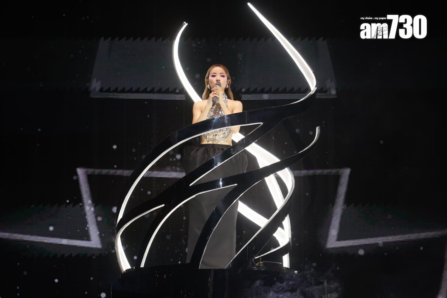 鄧麗欣以《戲一場》為演唱會揭開序幕,大晒小蠻腰。(羅錦鴻攝)