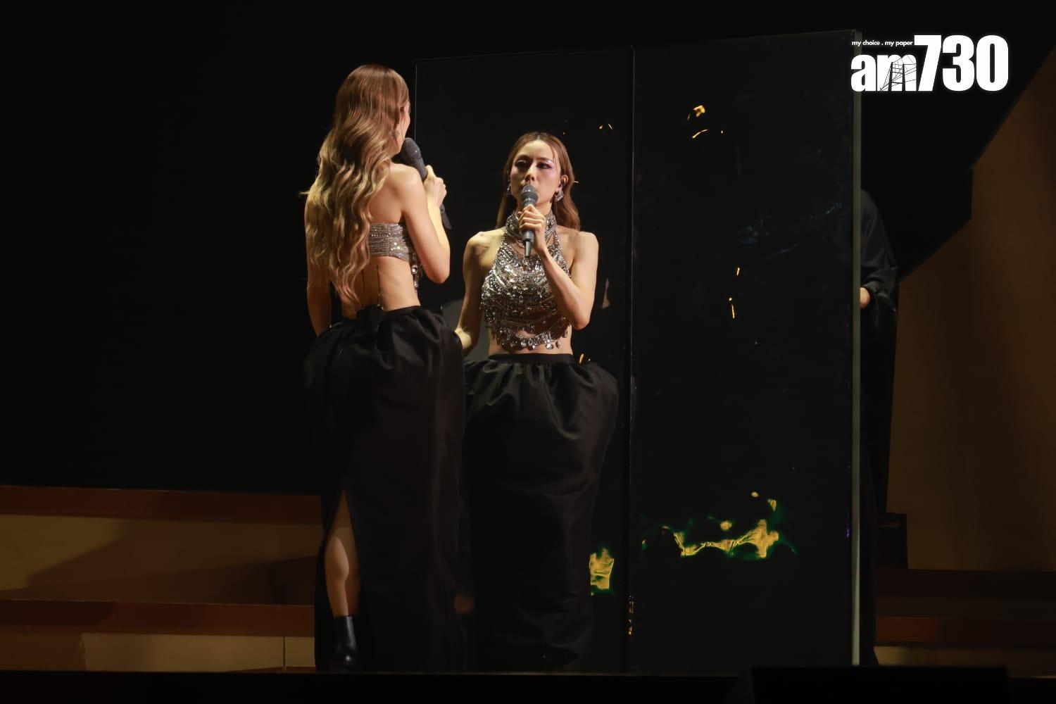 鄧麗欣以《戲一場》為演唱會揭開序幕,大晒小蠻腰。(羅錦鴻攝)