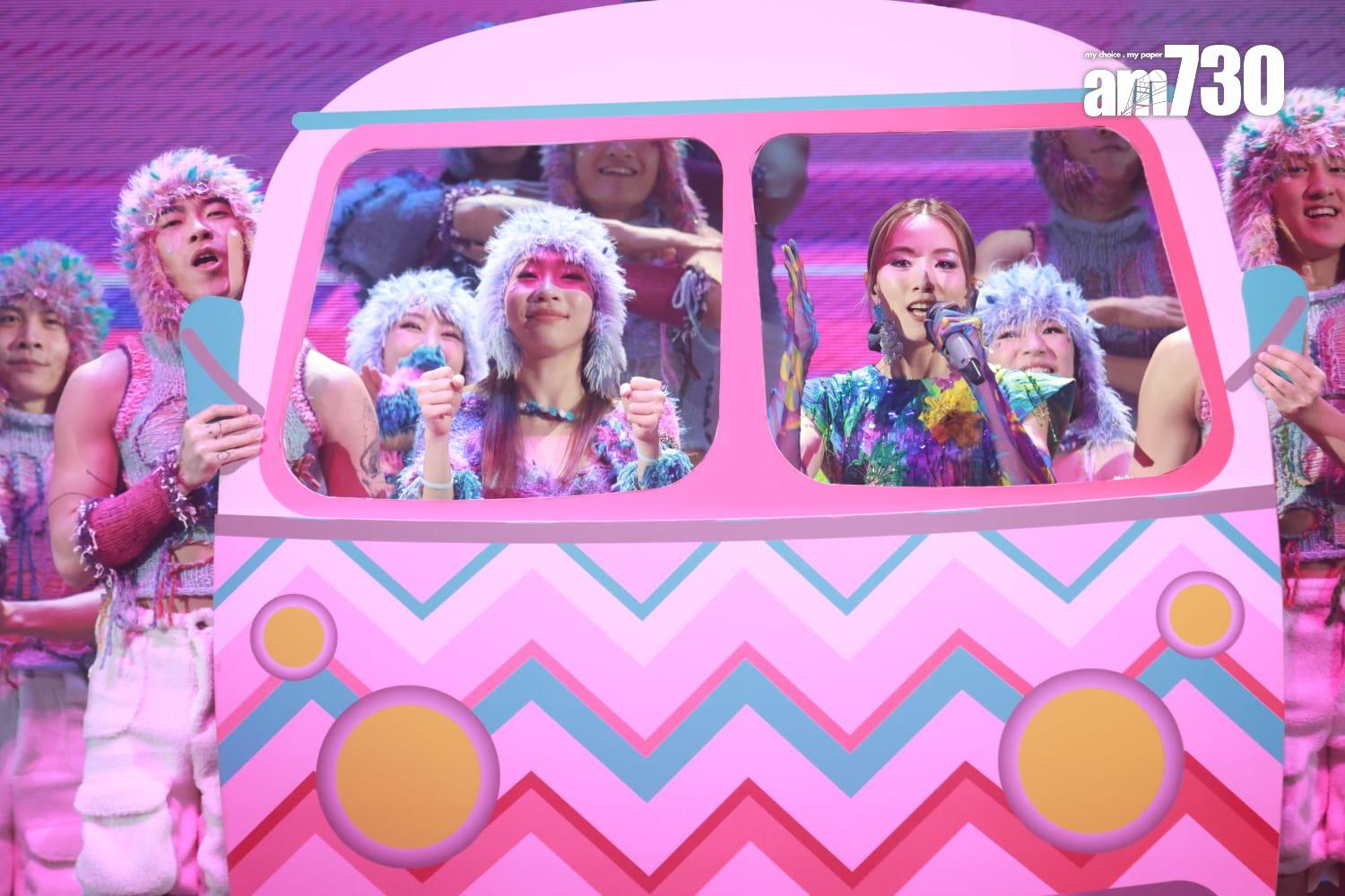 鄧麗欣露出小蠻腰跳唱多首Cookies年代的歌曲。(羅錦鴻攝)