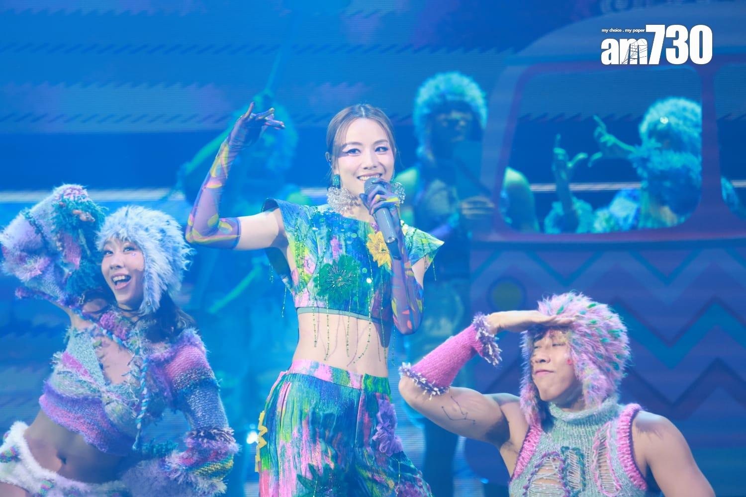 鄧麗欣露出小蠻腰跳唱多首Cookies年代的歌曲。(羅錦鴻攝)