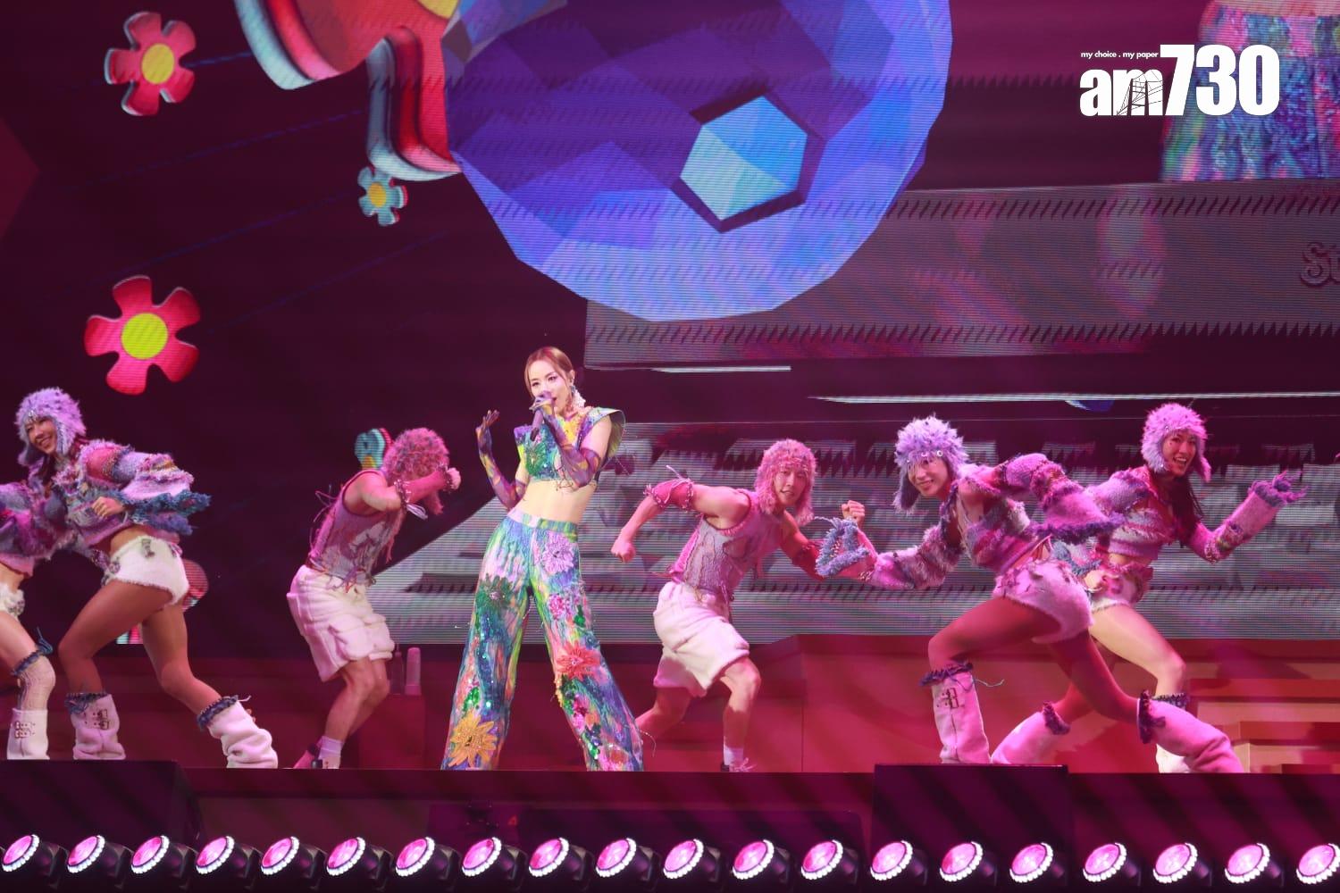 鄧麗欣露出小蠻腰跳唱多首Cookies年代的歌曲。(羅錦鴻攝)