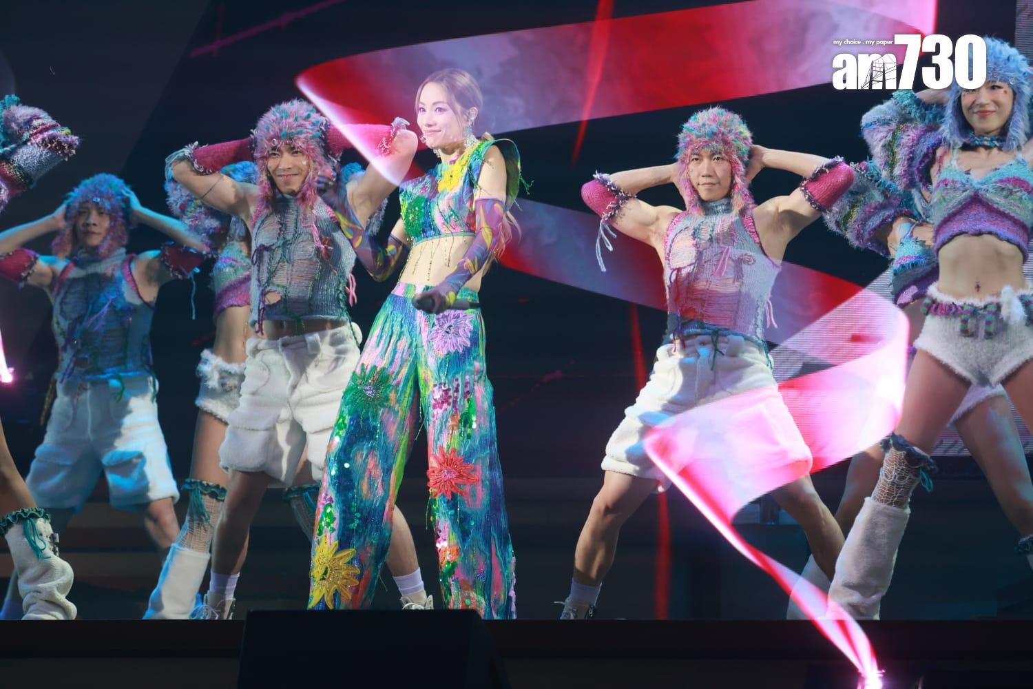 鄧麗欣露出小蠻腰跳唱多首Cookies年代的歌曲。(羅錦鴻攝)