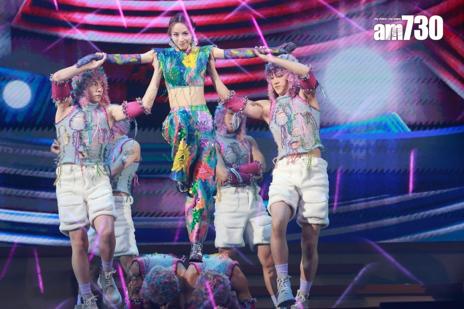 鄧麗欣露出小蠻腰跳唱多首Cookies年代的歌曲。(羅錦鴻攝)