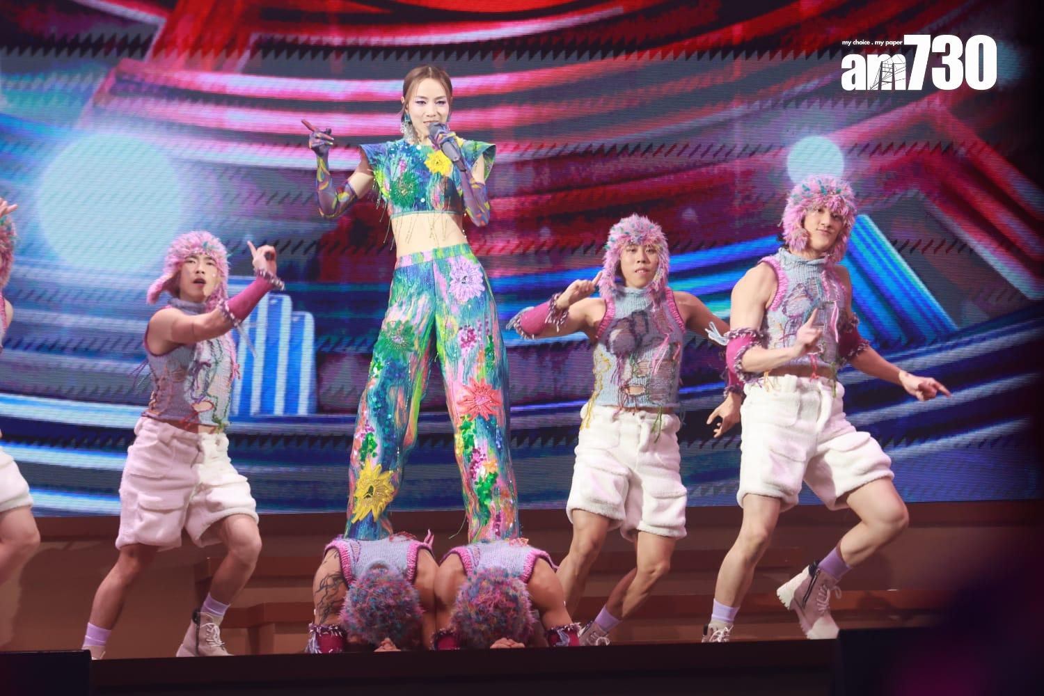 鄧麗欣露出小蠻腰跳唱多首Cookies年代的歌曲。(羅錦鴻攝)