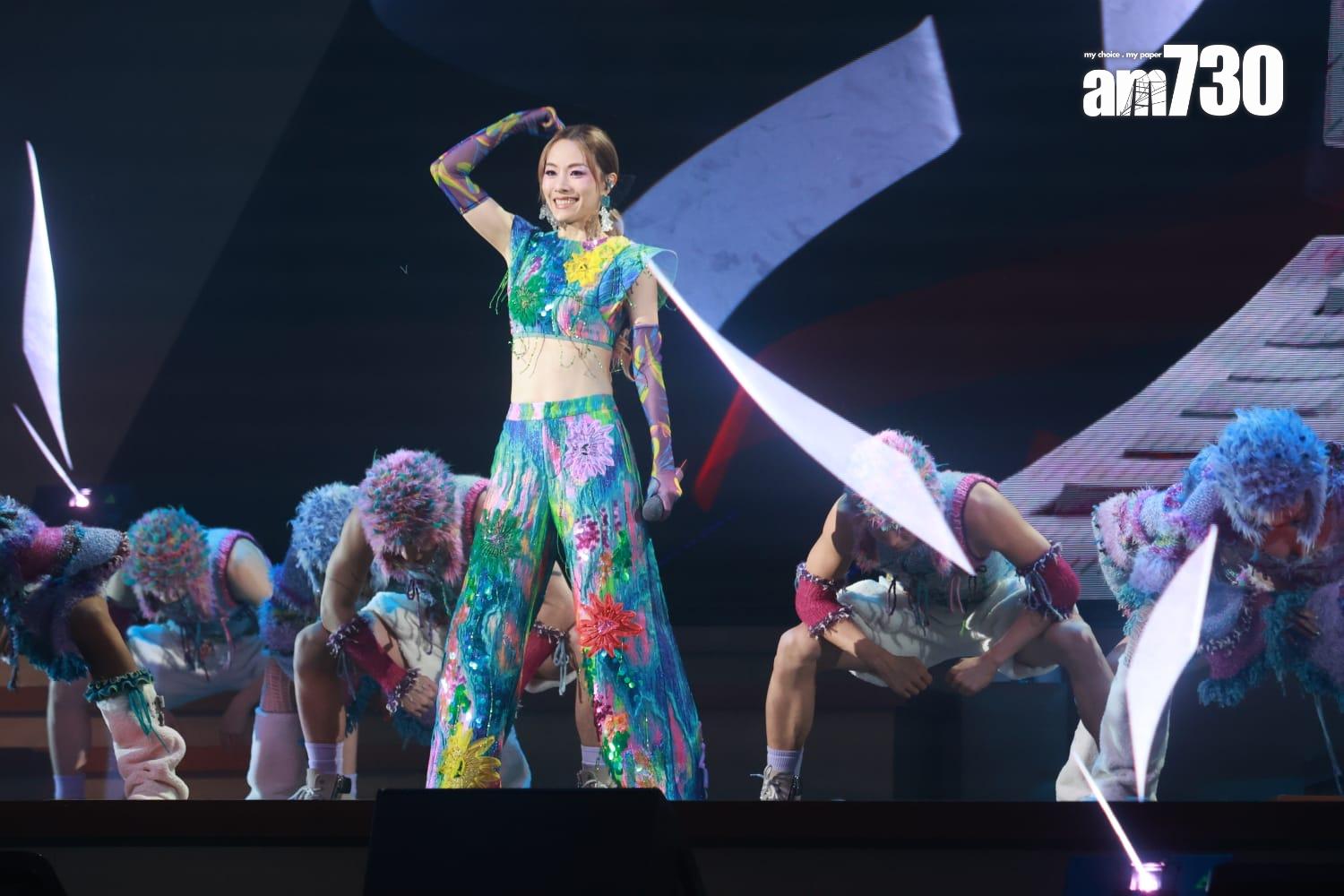 鄧麗欣露出小蠻腰跳唱多首Cookies年代的歌曲。(羅錦鴻攝)