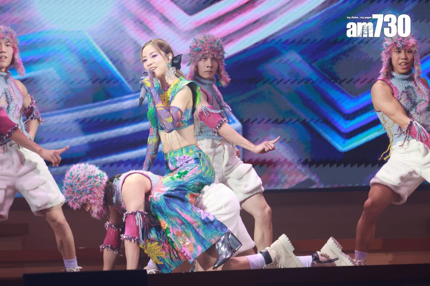 鄧麗欣露出小蠻腰跳唱多首Cookies年代的歌曲。(羅錦鴻攝)