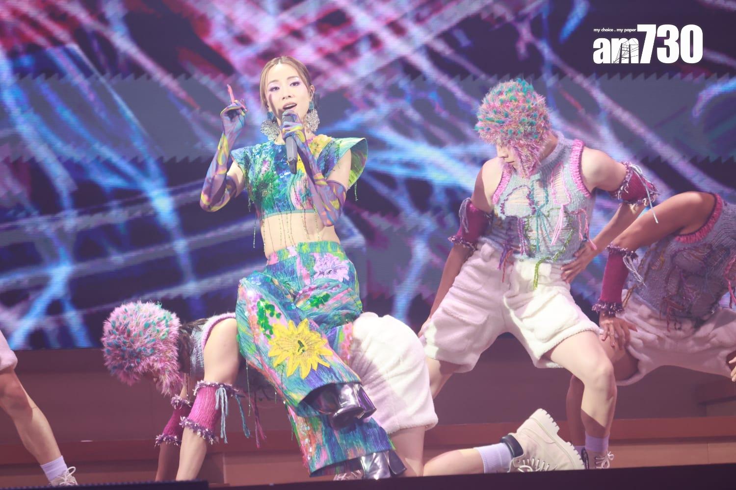 鄧麗欣露出小蠻腰跳唱多首Cookies年代的歌曲。(羅錦鴻攝)