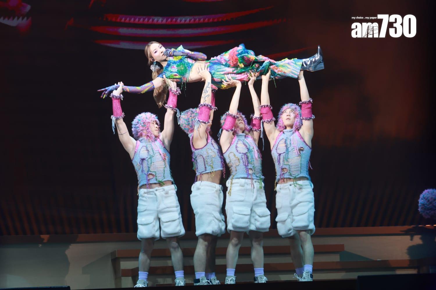 鄧麗欣露出小蠻腰跳唱多首Cookies年代的歌曲。(羅錦鴻攝)