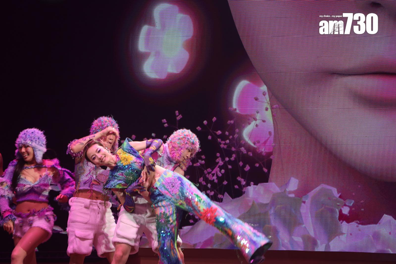 鄧麗欣Stephy被舞蹈員抬起,如「風火輪」般360度打轉。