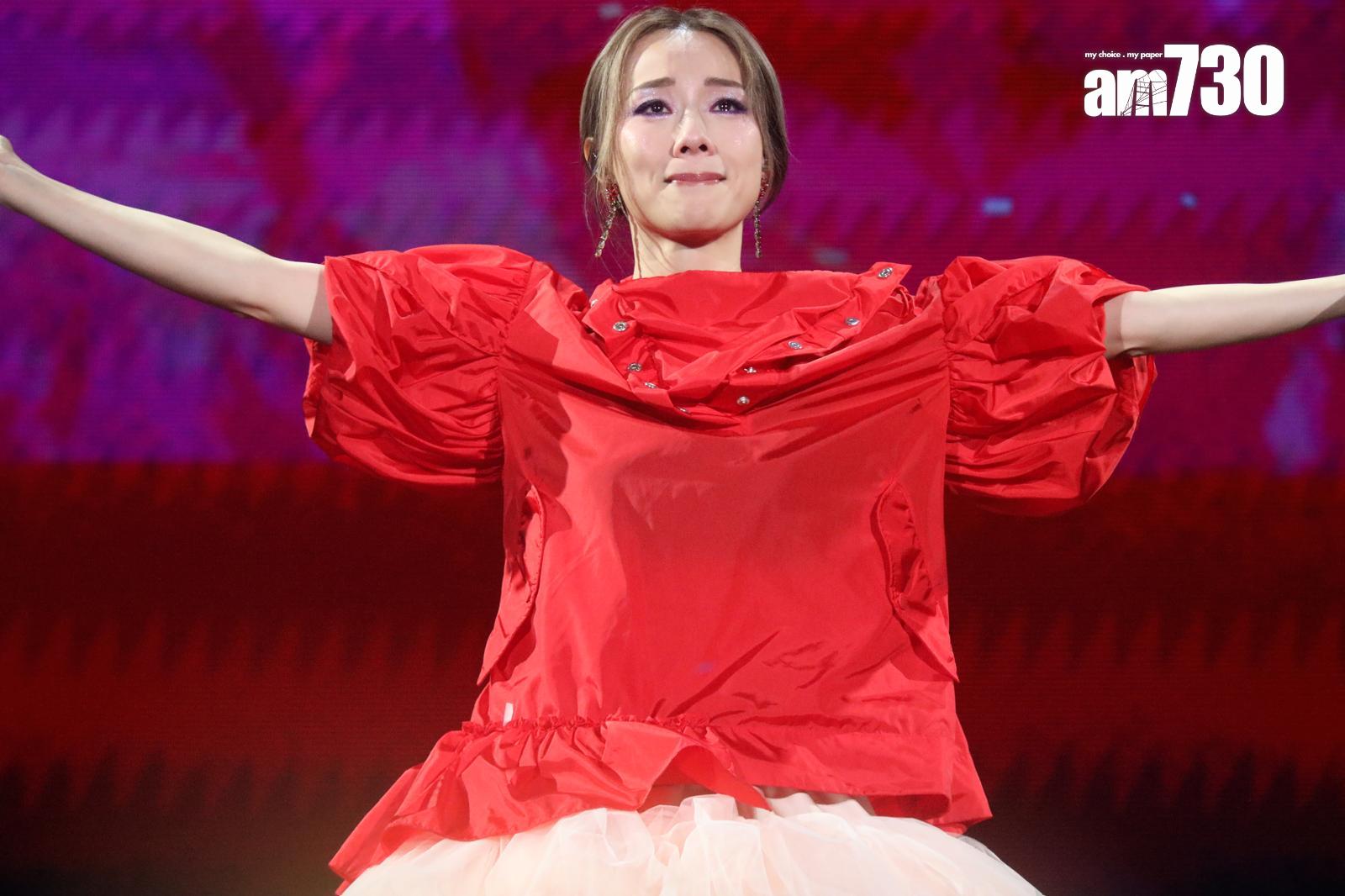 鄧麗欣唱《Forever Friends》忍不住再度淚灑舞台。